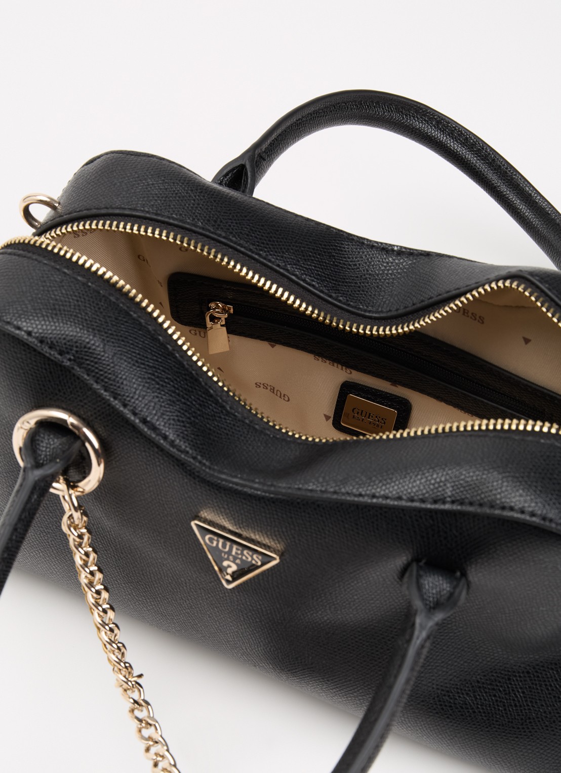 GUESS Davina Charms handtas met afneembare schouderriem en tasbedel - detail zwart