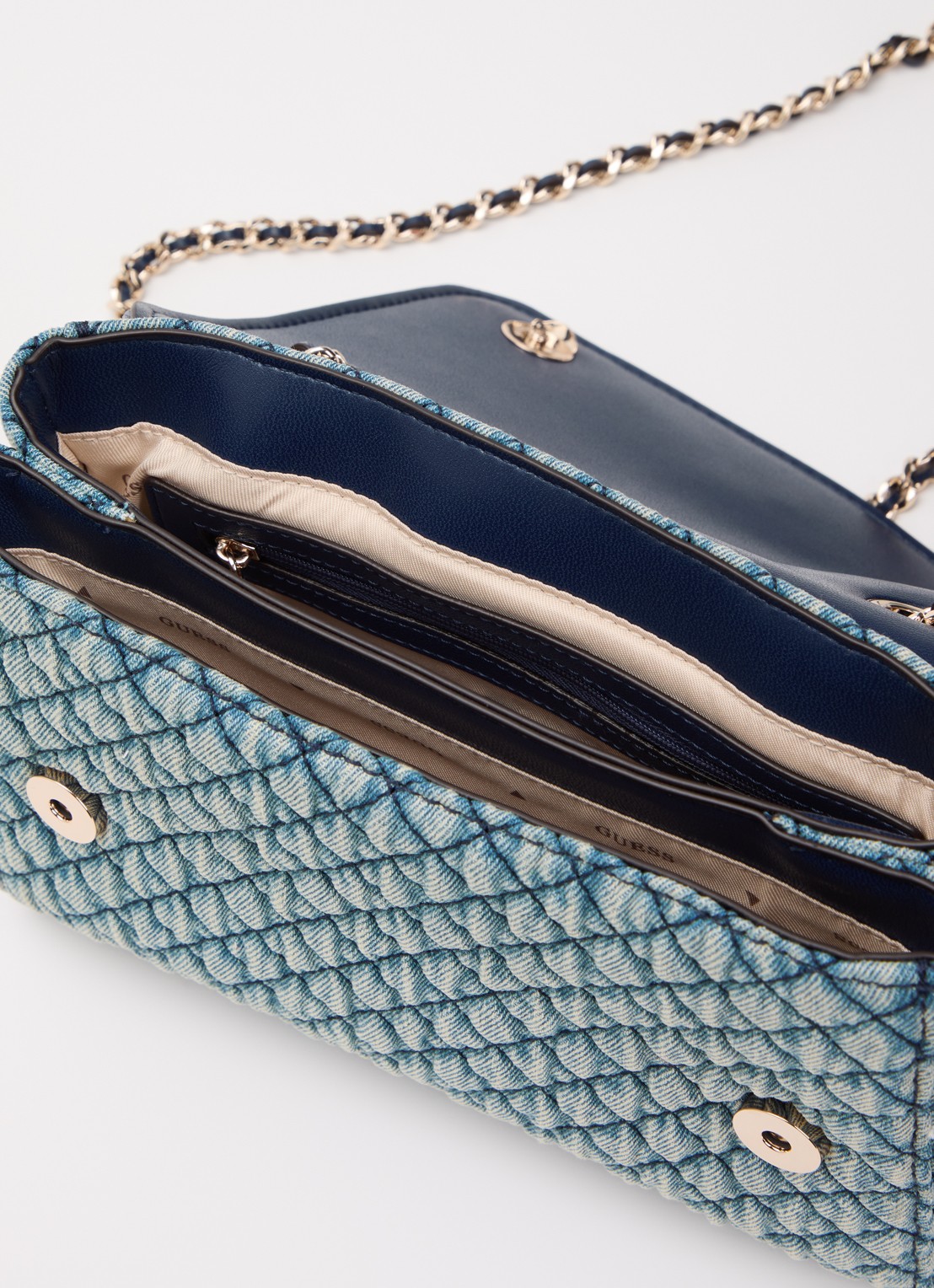 GUESS Giully II schoudertas van denim met quilt patroon en verstelbare schouderriem - detail blauw