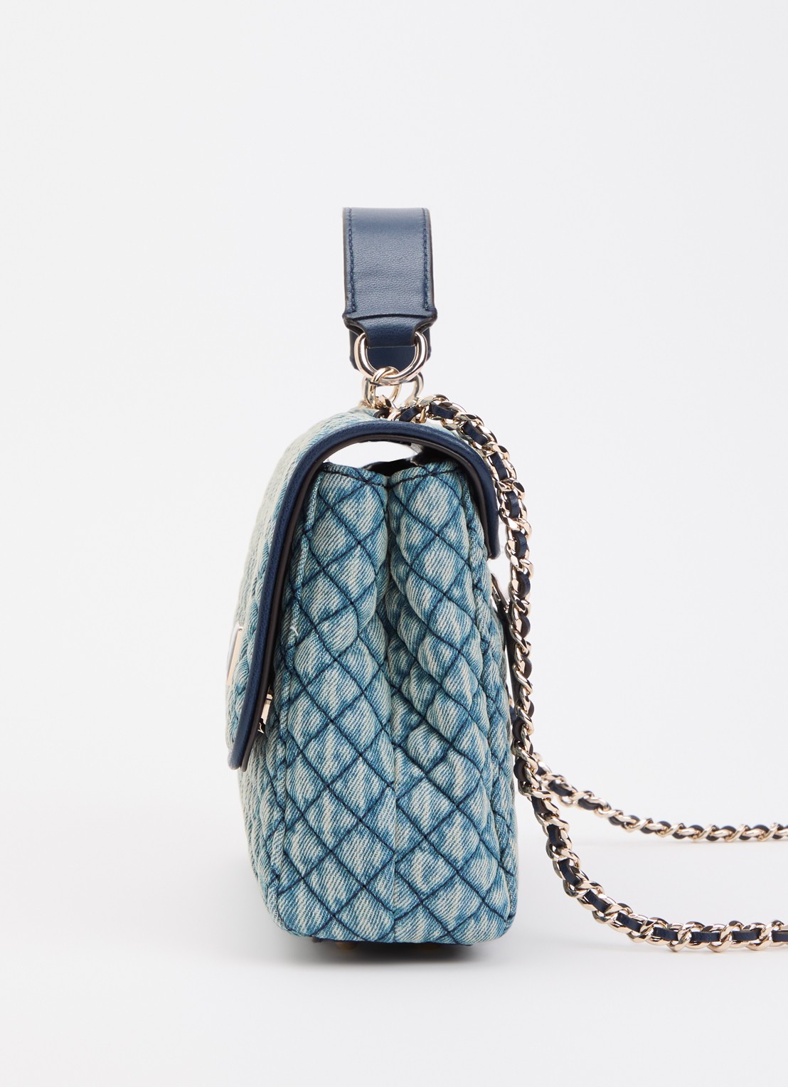 GUESS Giully II schoudertas van denim met quilt patroon en verstelbare schouderriem - detail 2 blauw