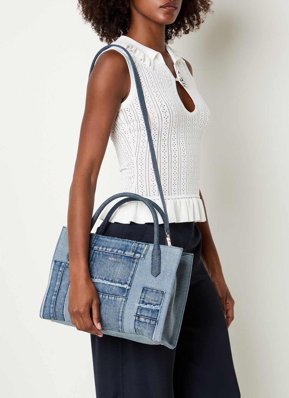GUESS Jodi handtas van denim met afneembare schouderriem - voorkant 5 indigo