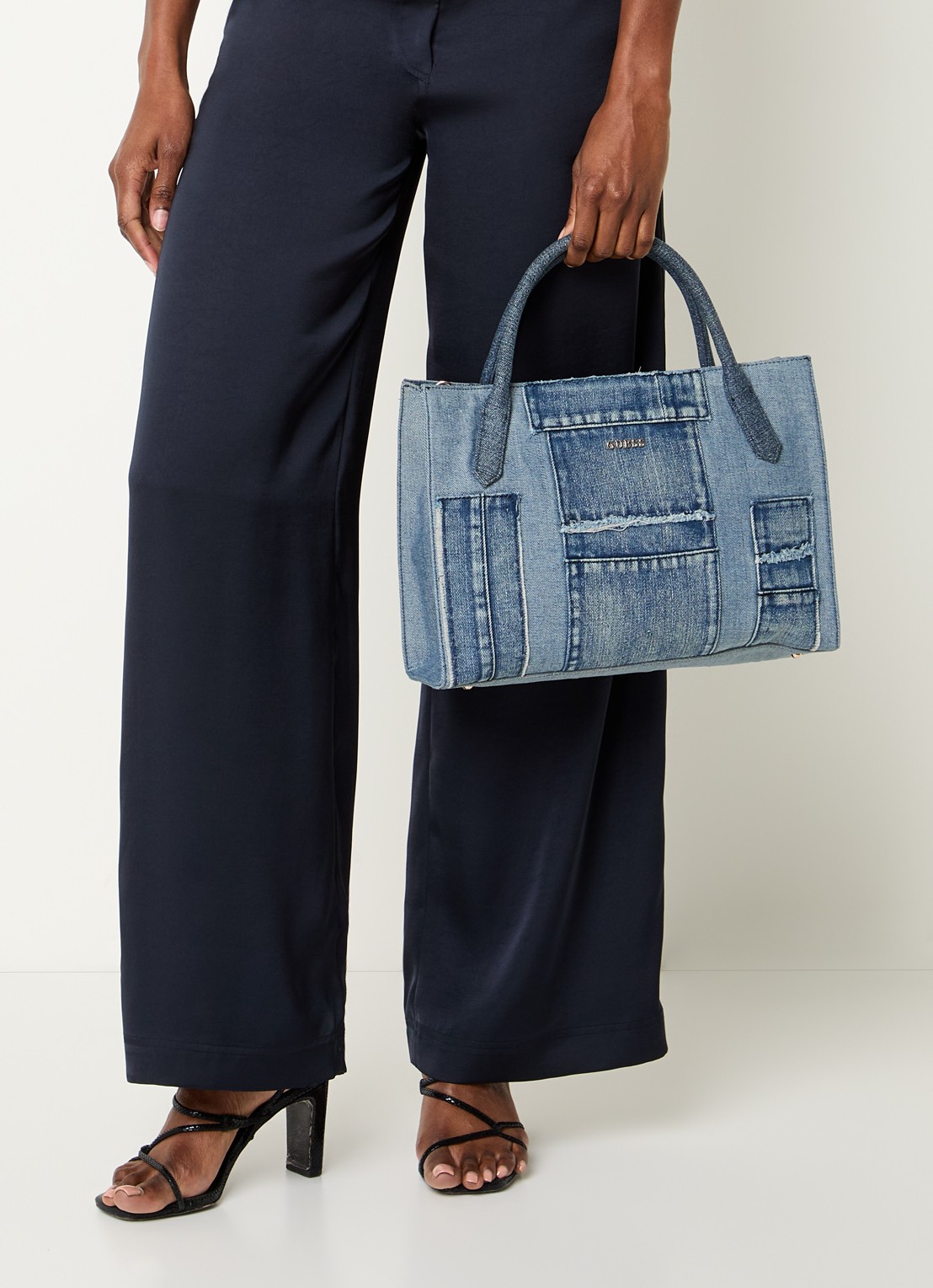 GUESS Jodi handtas van denim met afneembare schouderriem - voorkant 6 indigo