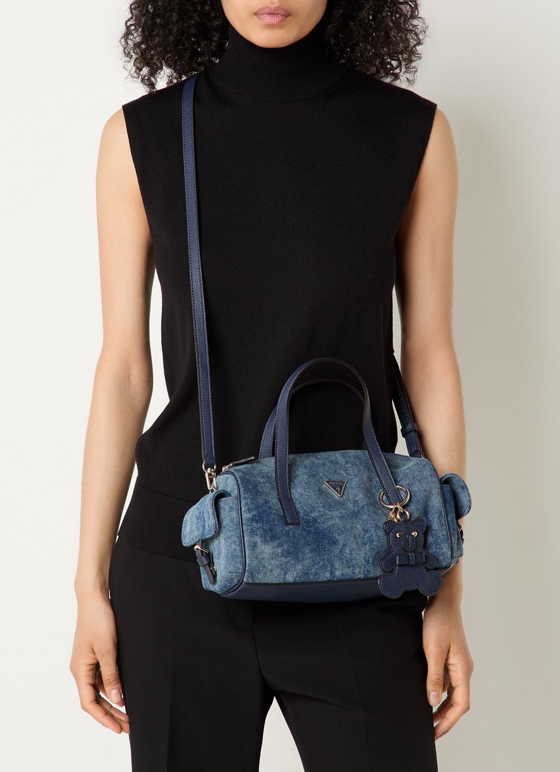 GUESS Kassie handtas van denim met tasbedel en afneembare schouderriem  - voorkant 6 indigo