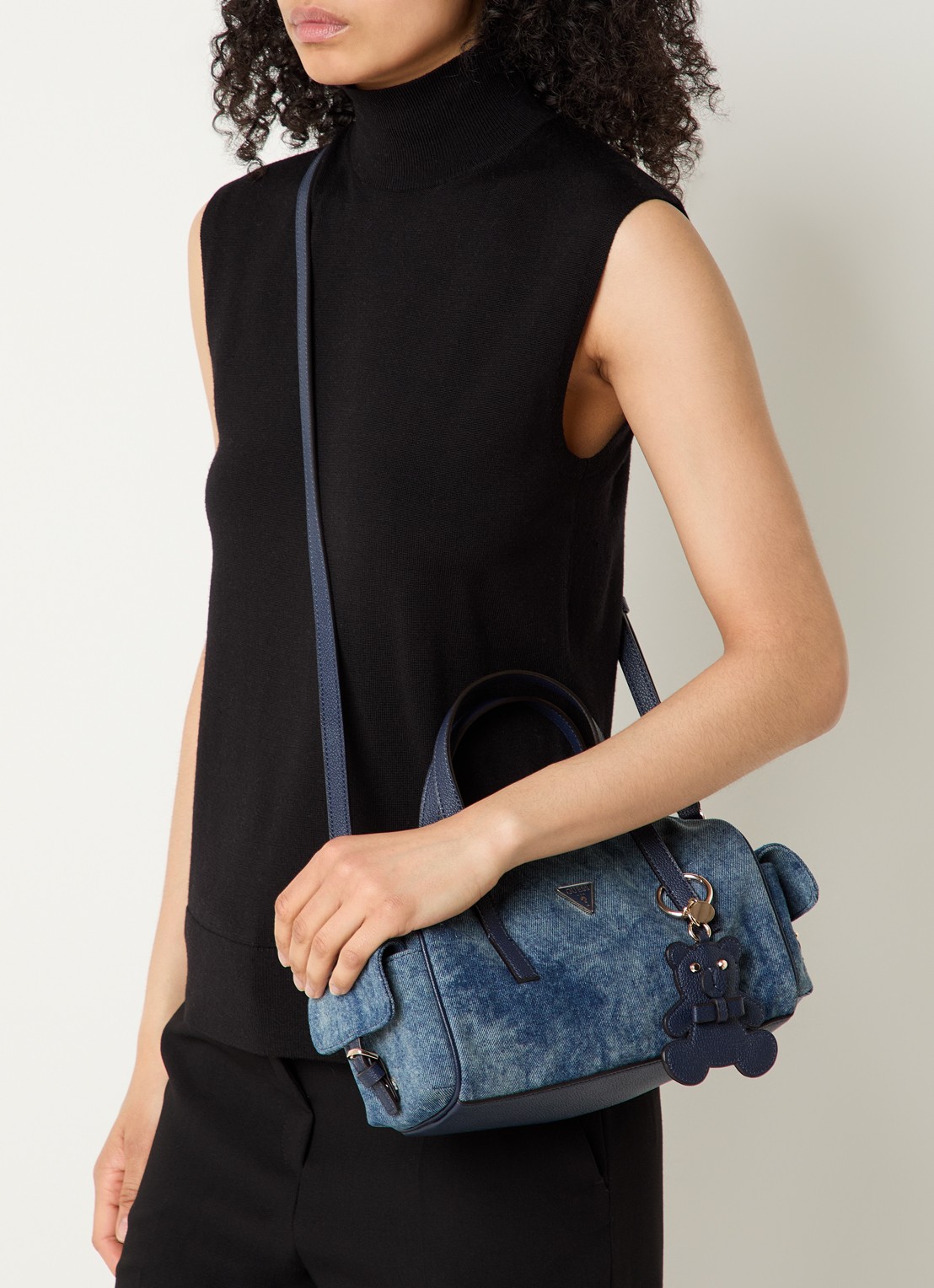 GUESS Kassie handtas van denim met tasbedel en afneembare schouderriem  - voorkant 7 indigo