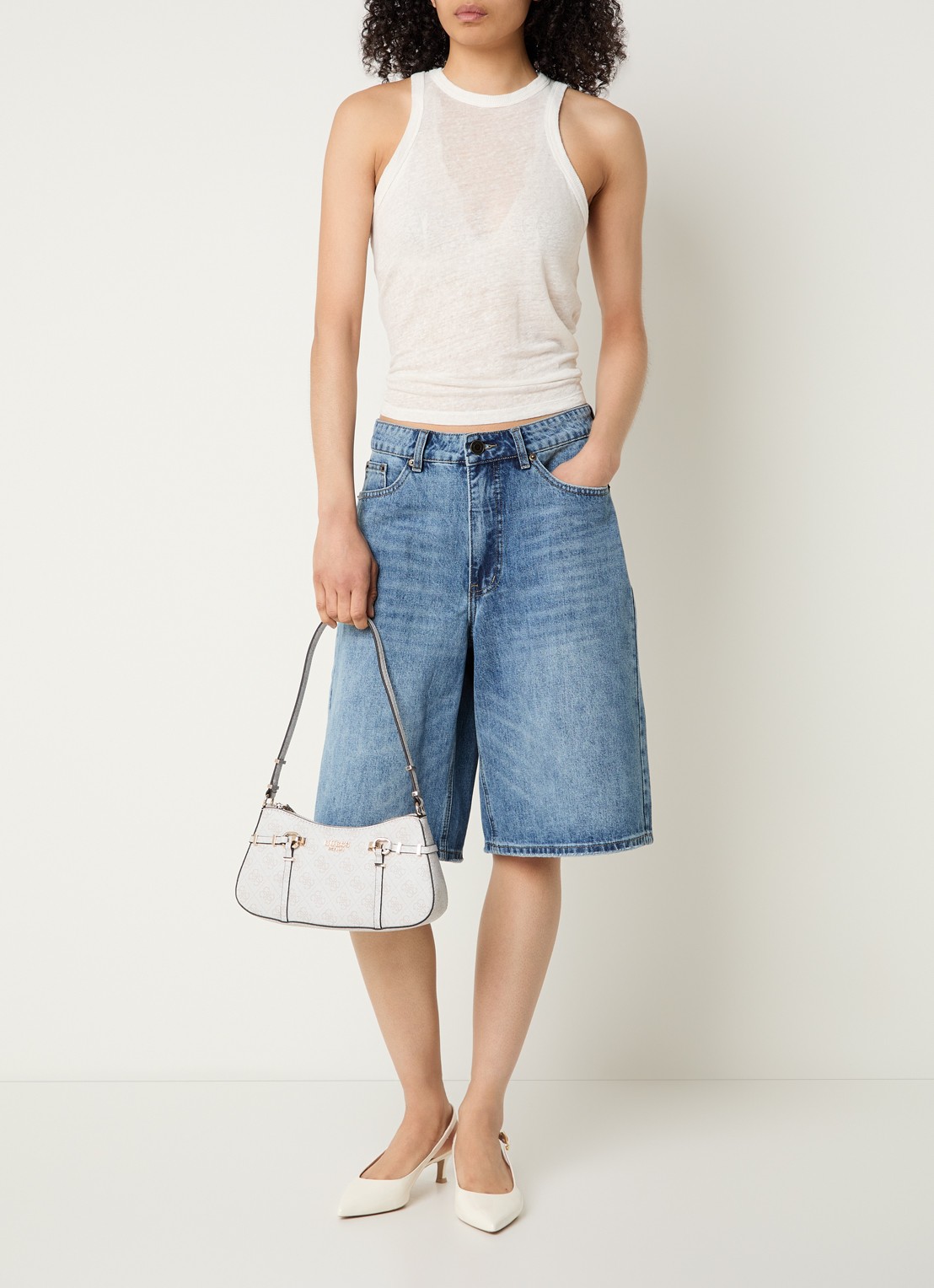 GUESS Leona schoudertas met logoprint - voorkant 2 gebroken wit