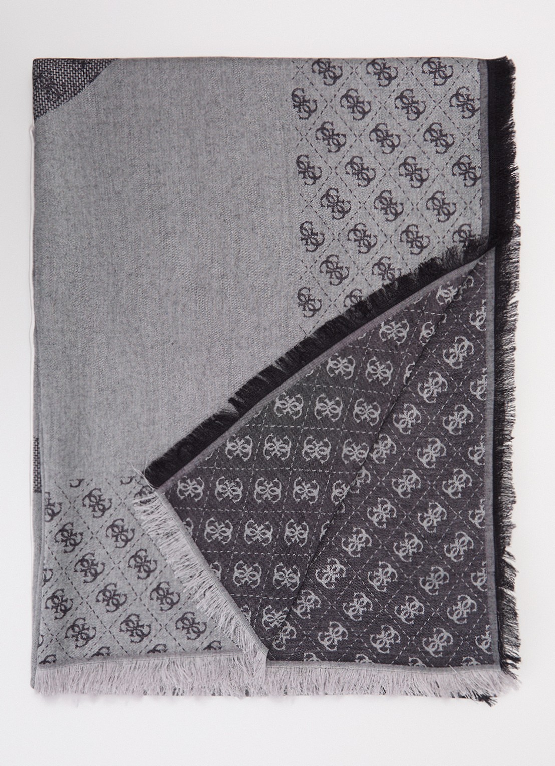 GUESS Lindsey sjaal met logoprint 120 x 120 cm - voorkant grijs