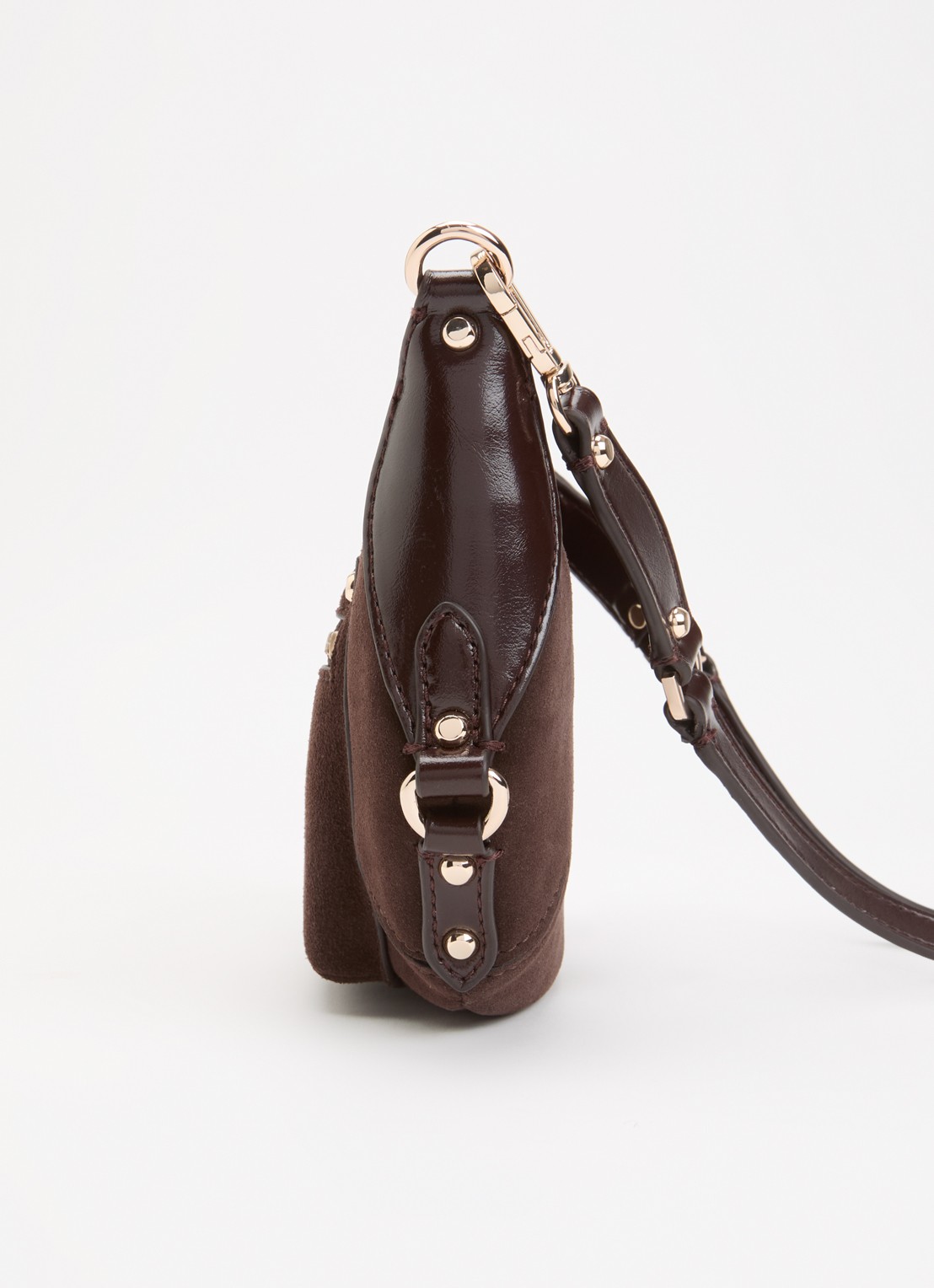 GUESS Marsha Mini crossbodytas van suède met leren details - detail 4 donkerbruin