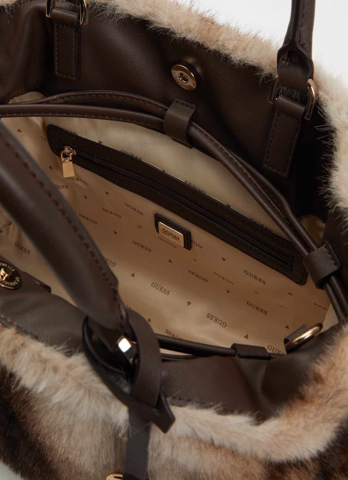 GUESS Mavis handtas van imitatiebont met afneembare schouderriem - detail beige