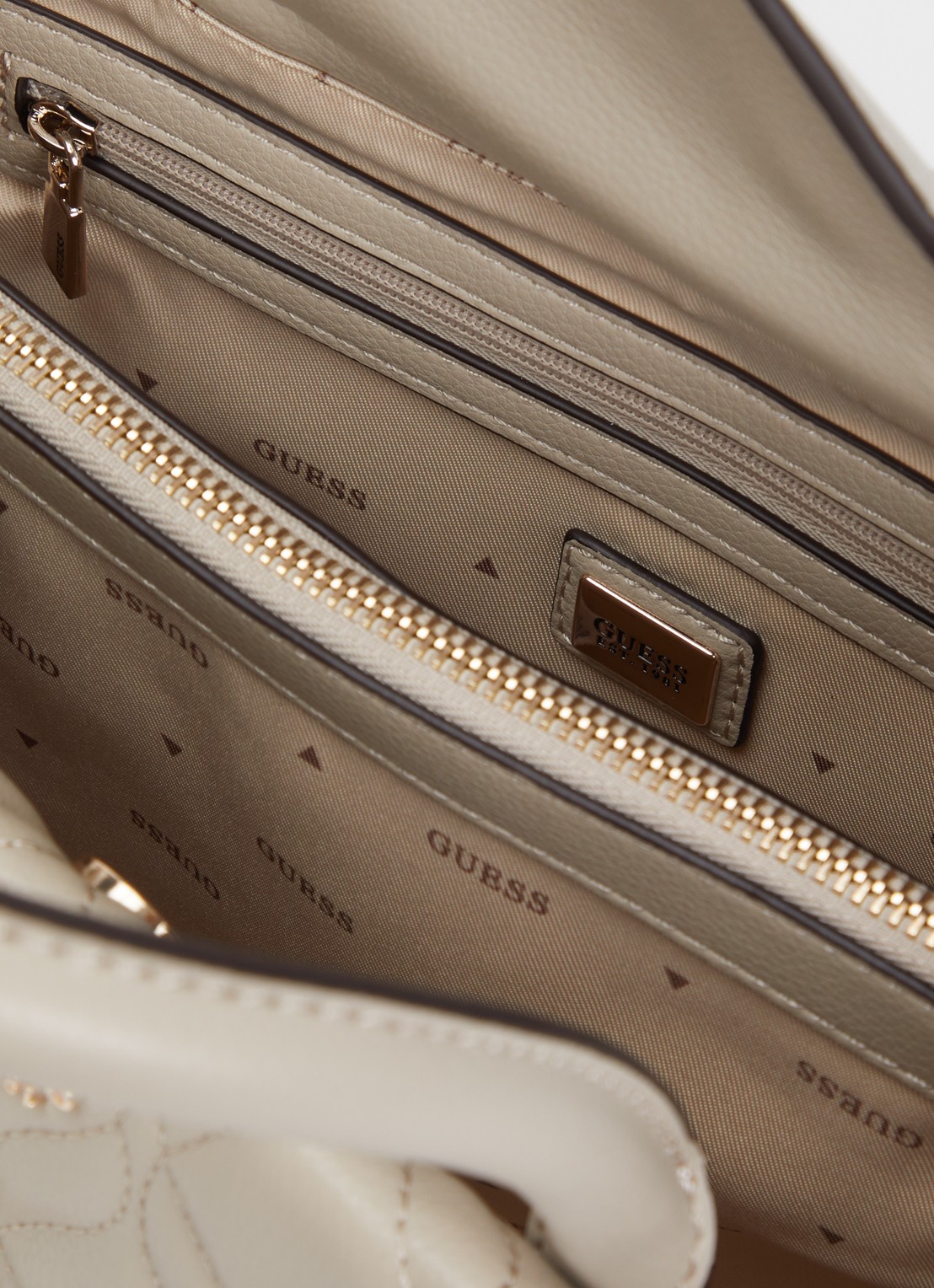 GUESS Maxine handtas met quilt patroon en afneembare schouderriem - detail 3 donkerbeige