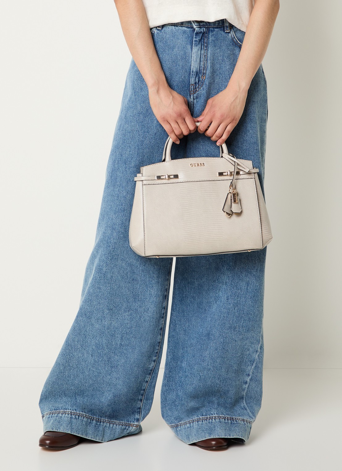 GUESS Melinda handtas met crocostructuur en afneembare schouderriem - voorkant 4 donkerbeige