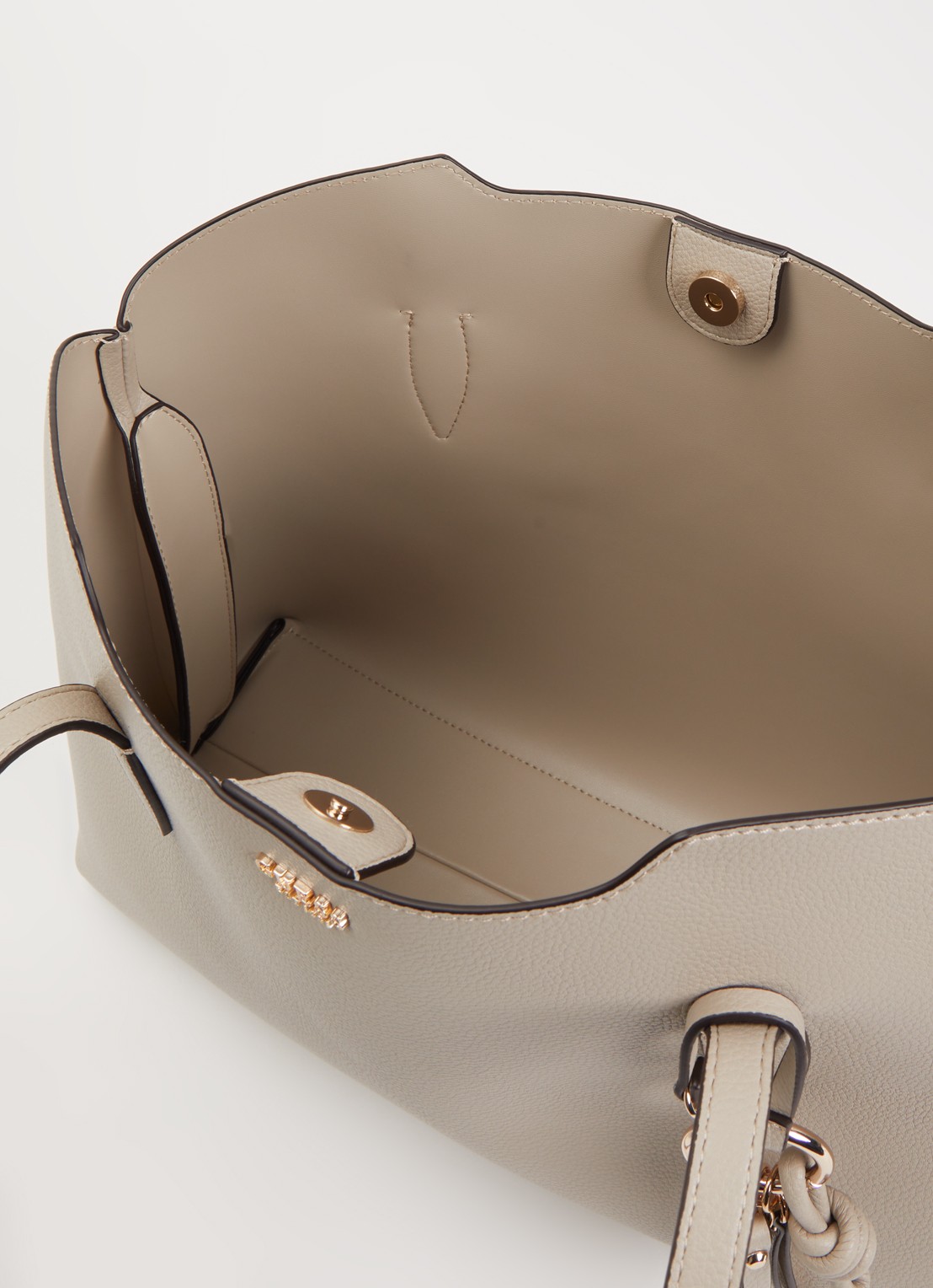GUESS Melody schoudertas met uitneembaar etui en tasbedel  - detail taupe