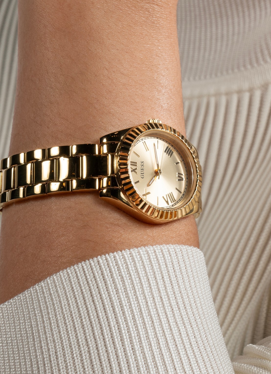 GUESS Mini Luna horloge GW0687L2 - voorkant 2 goud