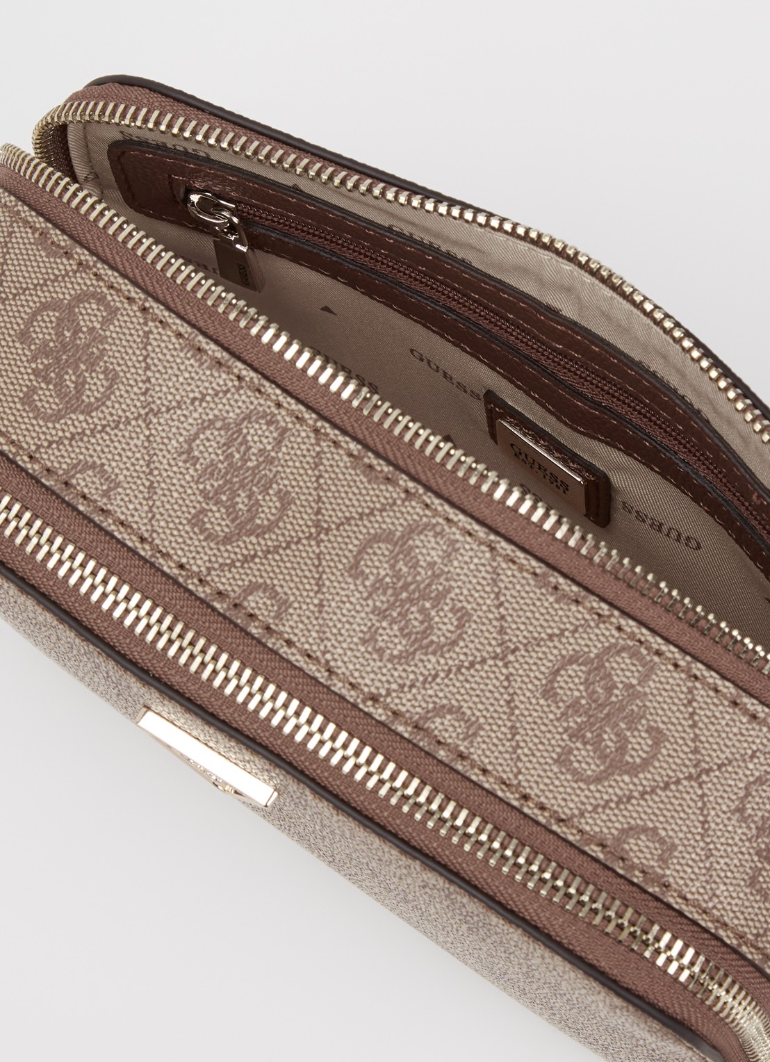 GUESS Noelle II crossbodytas met logoprint - detail 2 donkerbeige