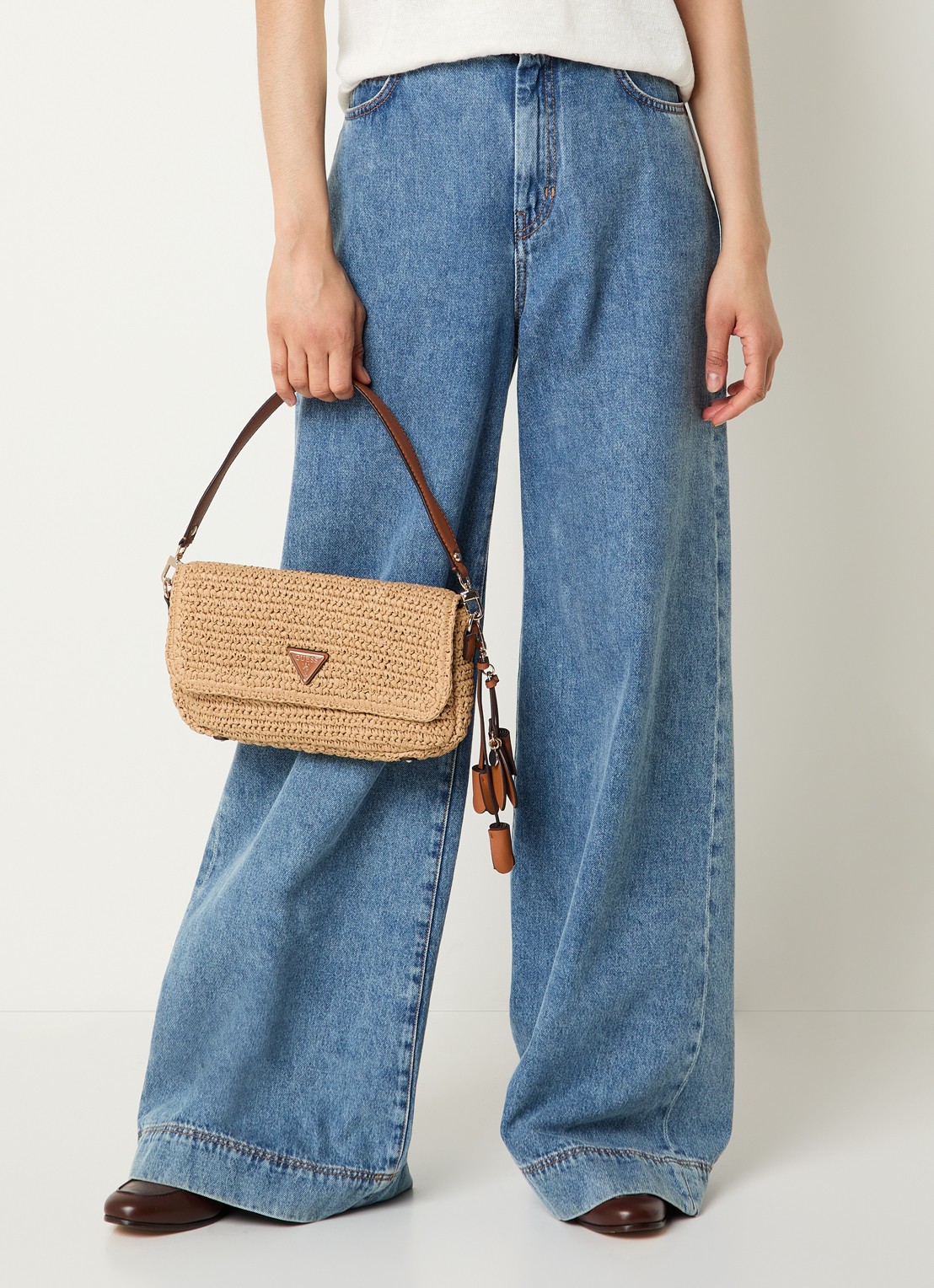 GUESS Ofelia flap schoudertas met afneembare schouderriem en tasbedel  - voorkant 3 bruin