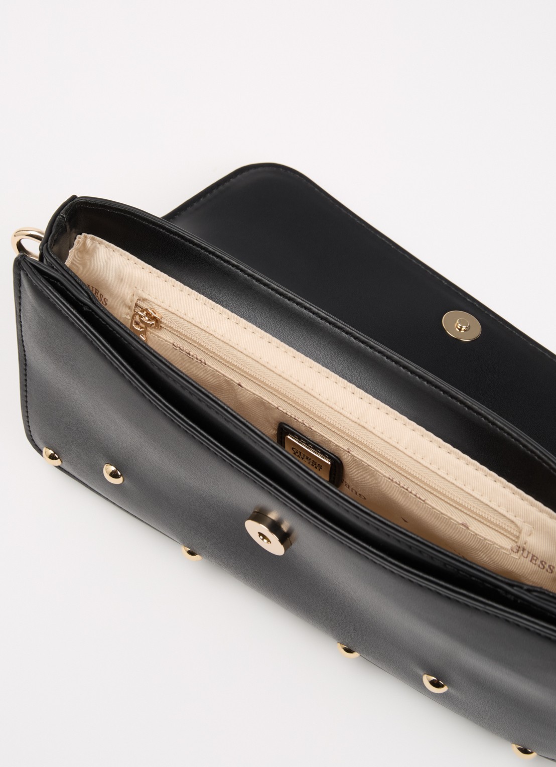 GUESS Sadie clutch met afneembare schouderriem en studs - detail zwart