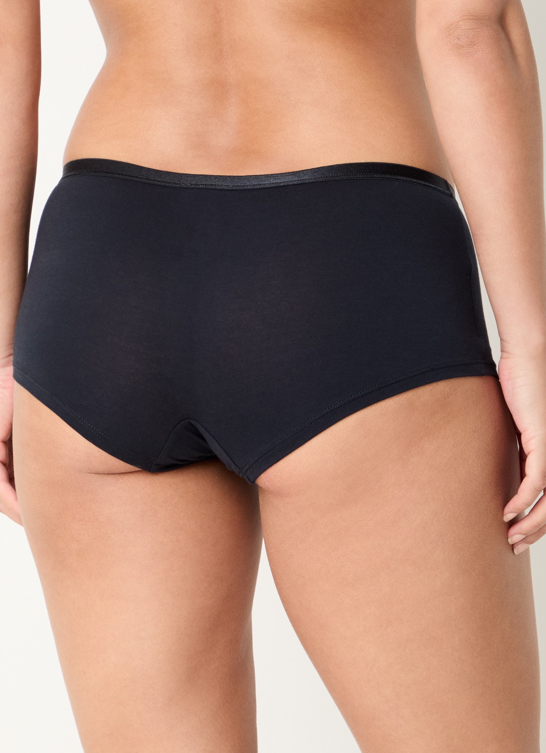 Hanro Cotton Sensation shorty - achterkant 2 zwart