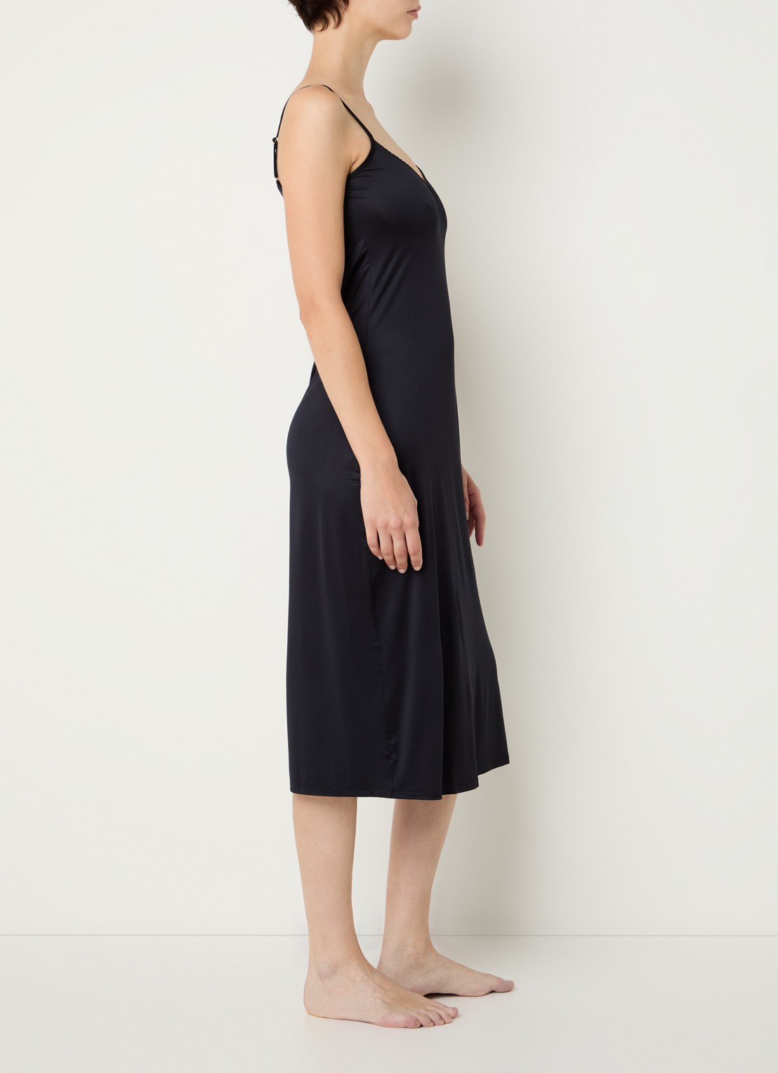 Hanro Deluxe slipdress van satijn met V-hals - voorkant 3 zwart