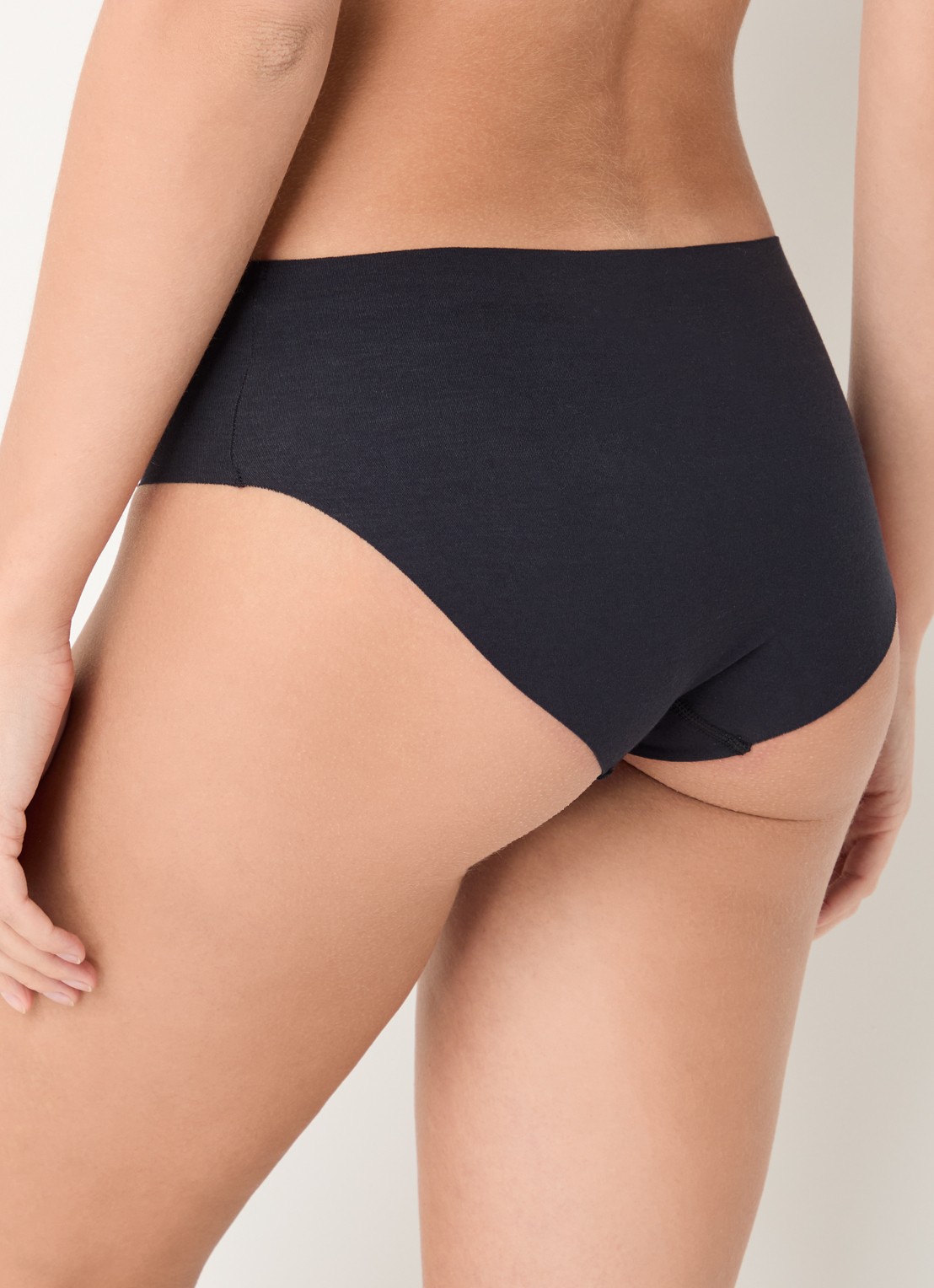 Hanro Invisible Cotton naadloze slip - achterkant 3 zwart