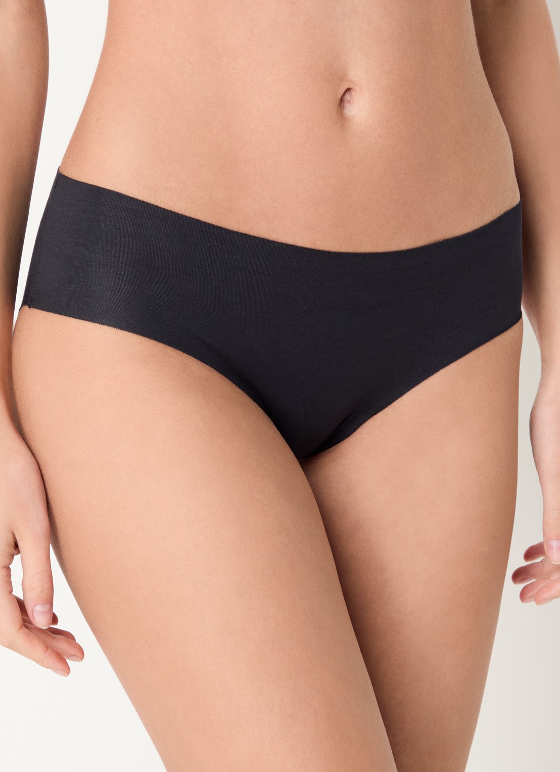 Hanro Invisible Cotton naadloze slip - detail zwart