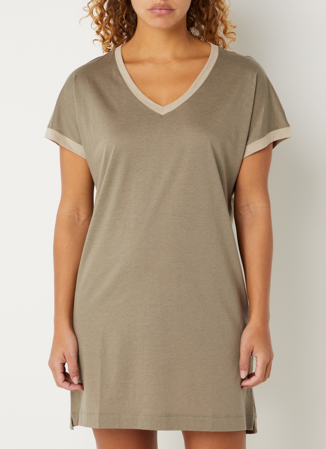 Hanro Laura nachthemd met V-hals - detail 2 khaki