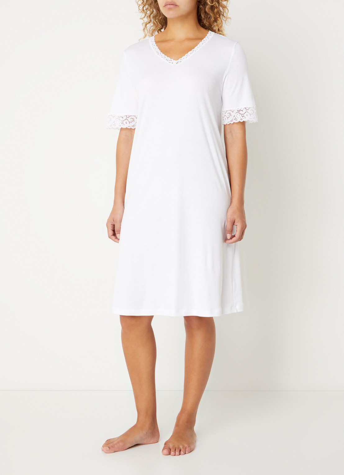 Hanro Moments nachthemd van jersey met details van kant - voorkant wit