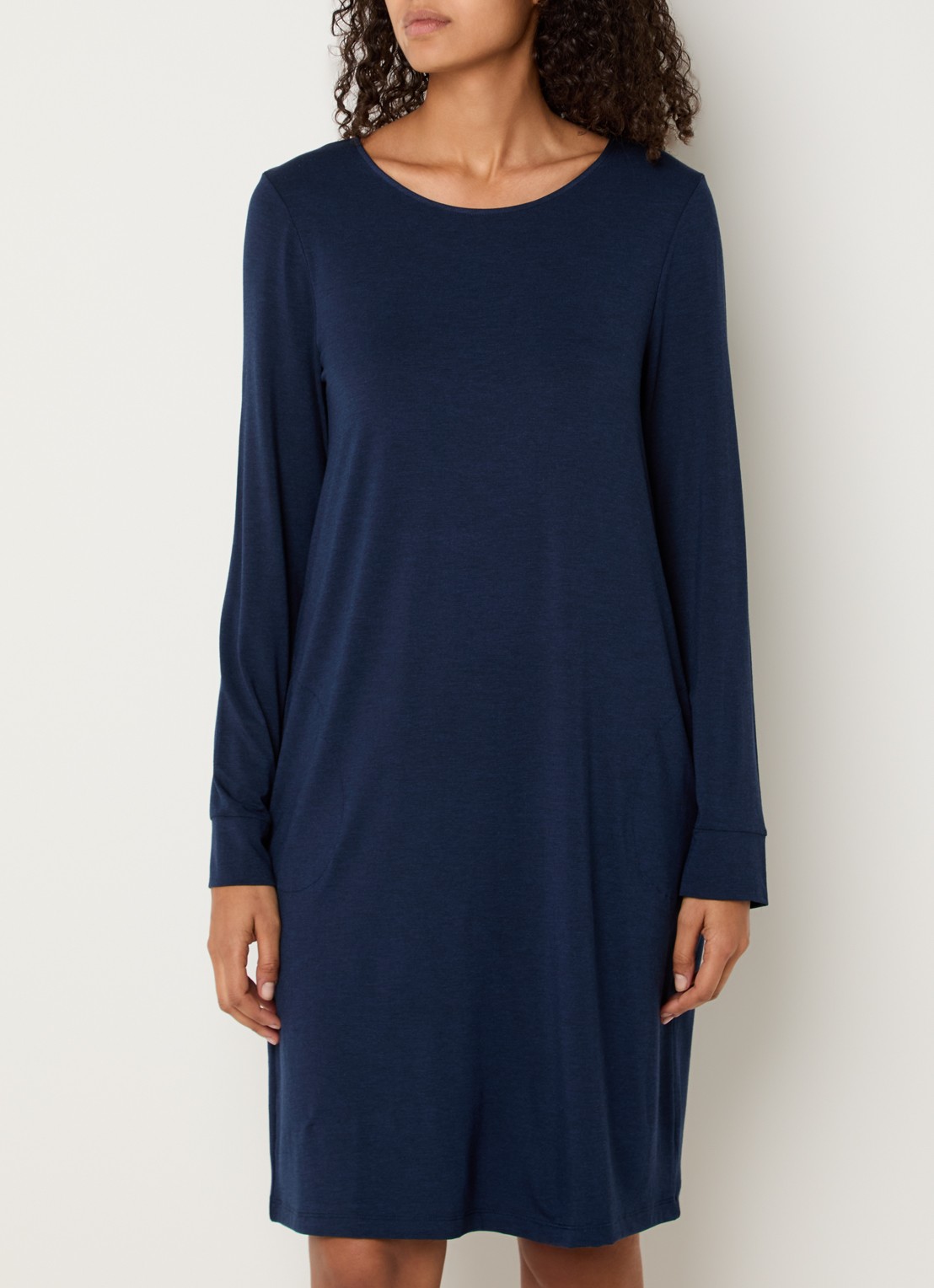 Hanro Natural Elegance nachthemd met steekzakken - detail donkerblauw