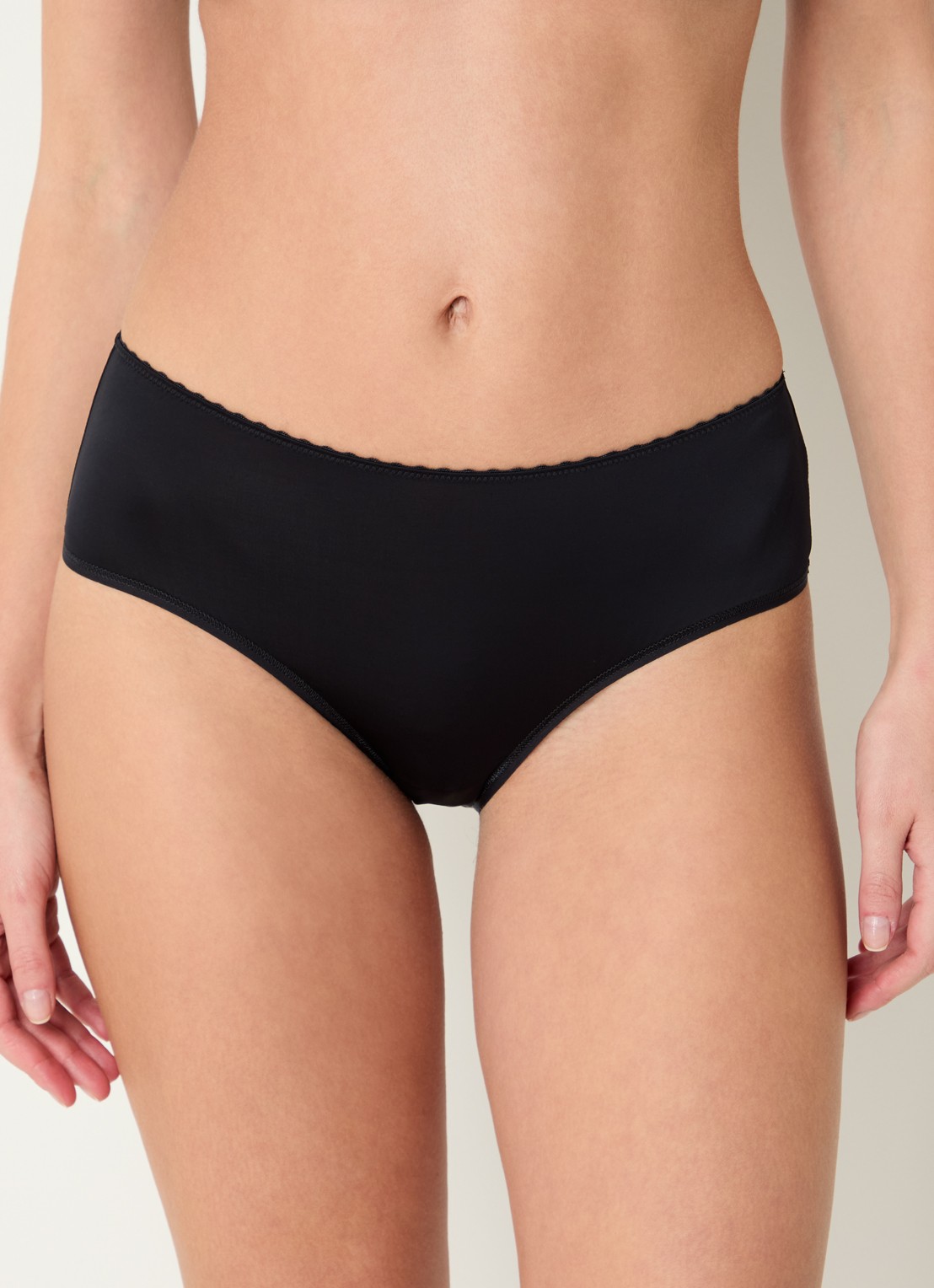 Hanro Satin Deluxe slip - detail zwart
