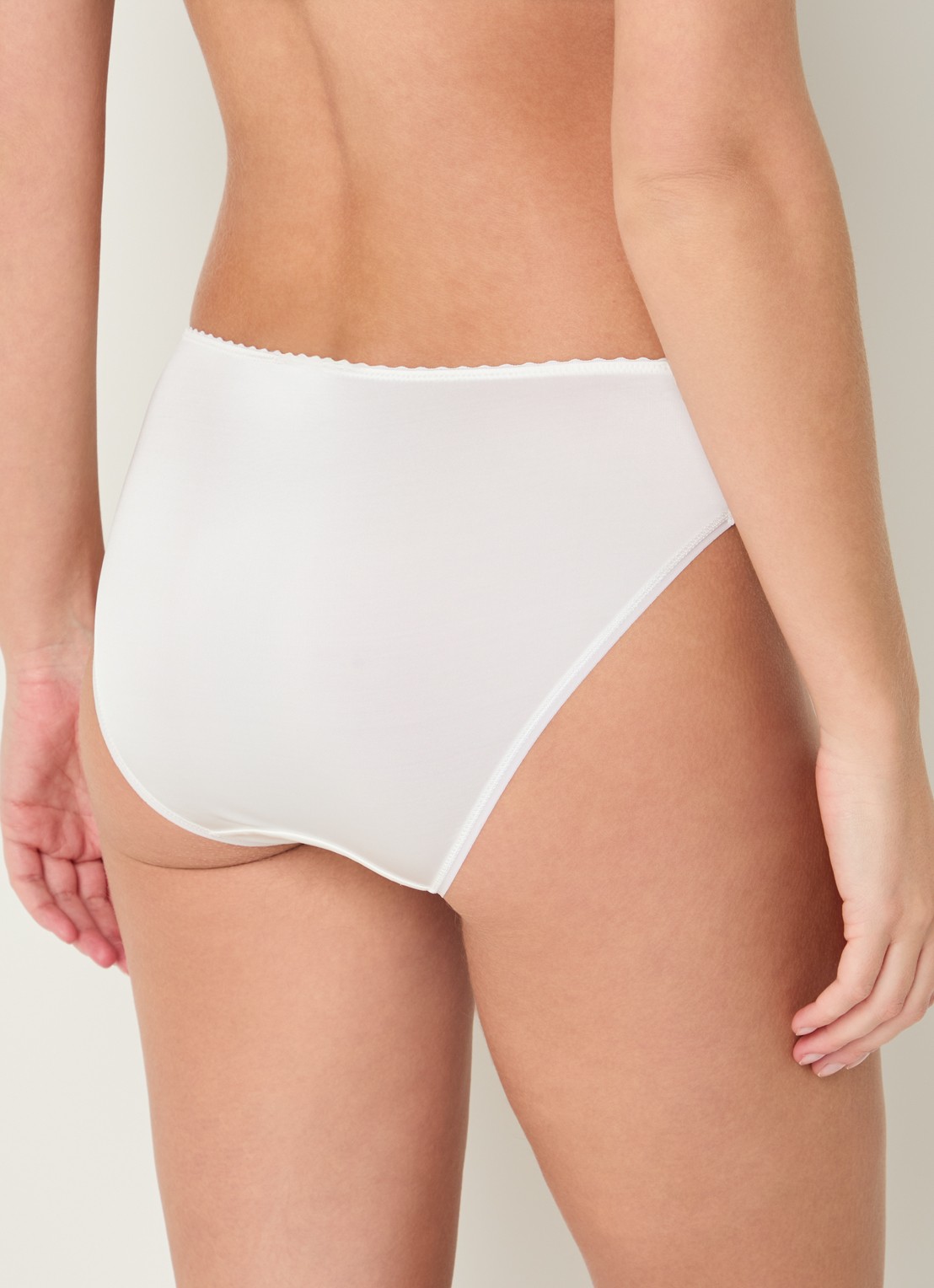 Hanro Satin Deluxe slip - achterkant 3 gebroken wit