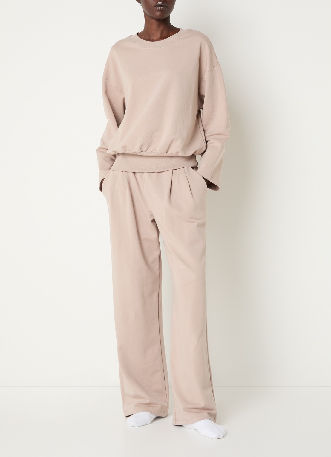 Hanro Sweater met ronde hals - voorkant 2 beige