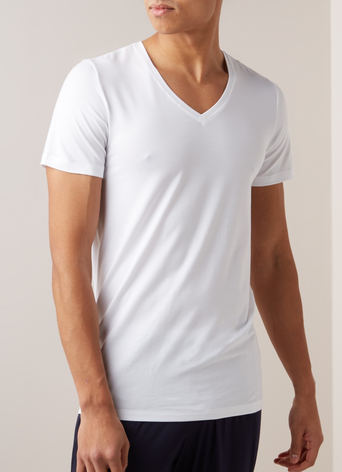 Hanro T-shirt met V-hals in uni - detail 3 wit