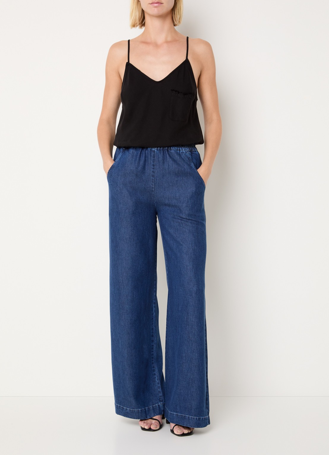 Harper high waist wide leg jeans  met elastische band en steekzakken - voorkant 4 indigo