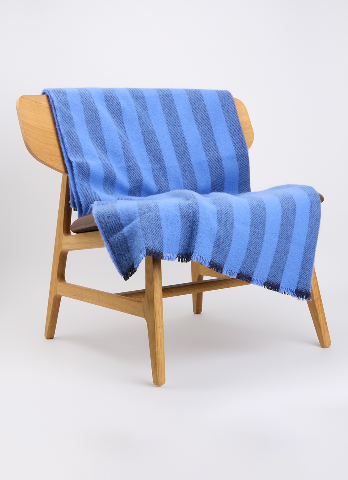 Hay Duo plaid van wol 180 x 130 cm - voorkant 2 donkerblauw