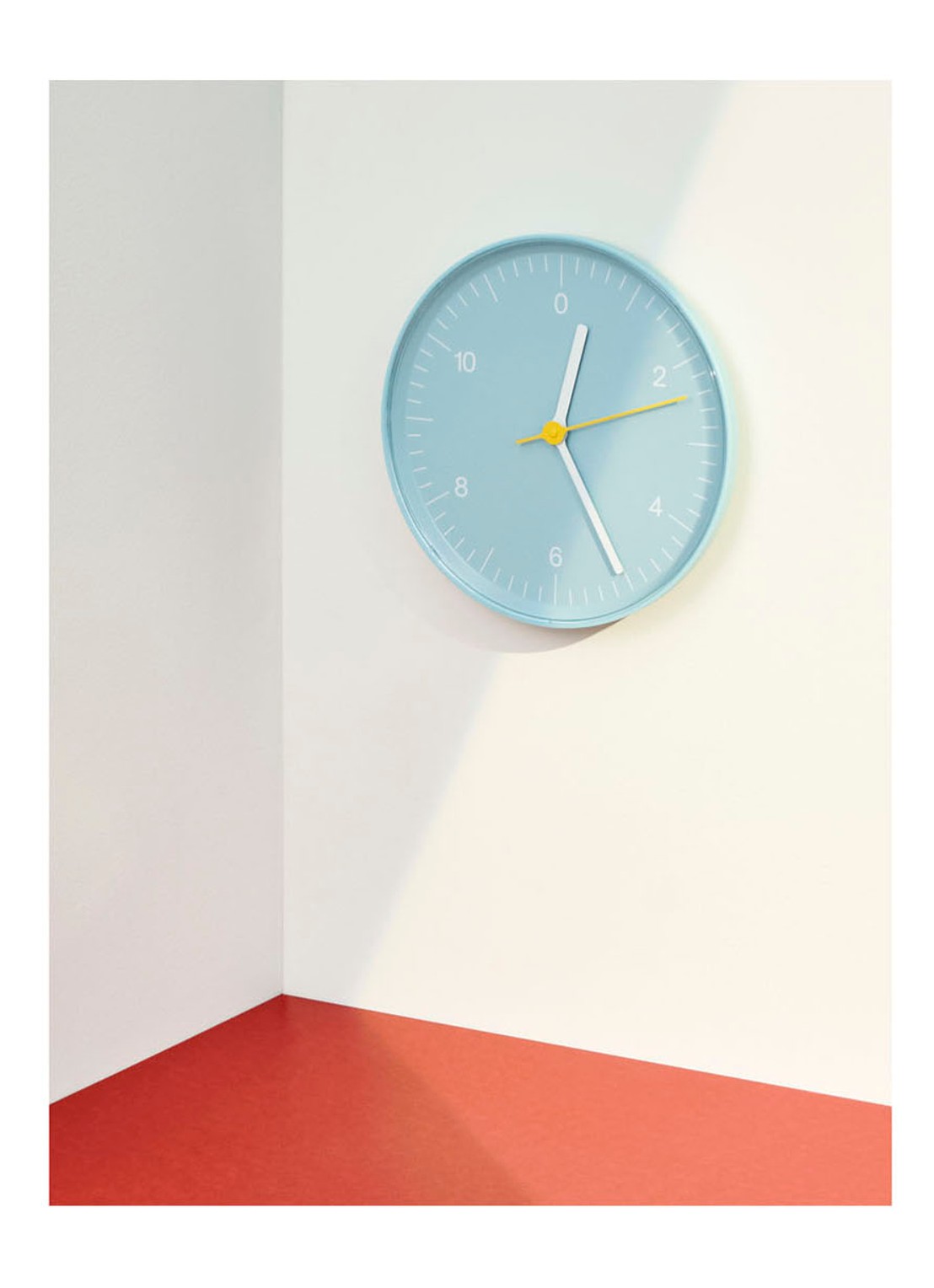 Hay Jasper Morrison wandklok  - voorkant 2 lichtblauw