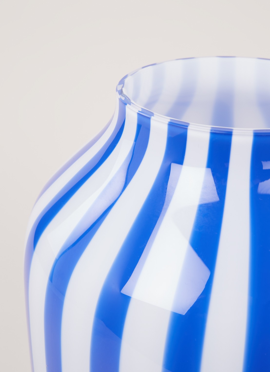 Hay Juice High vaas 28 cm - detail blauw