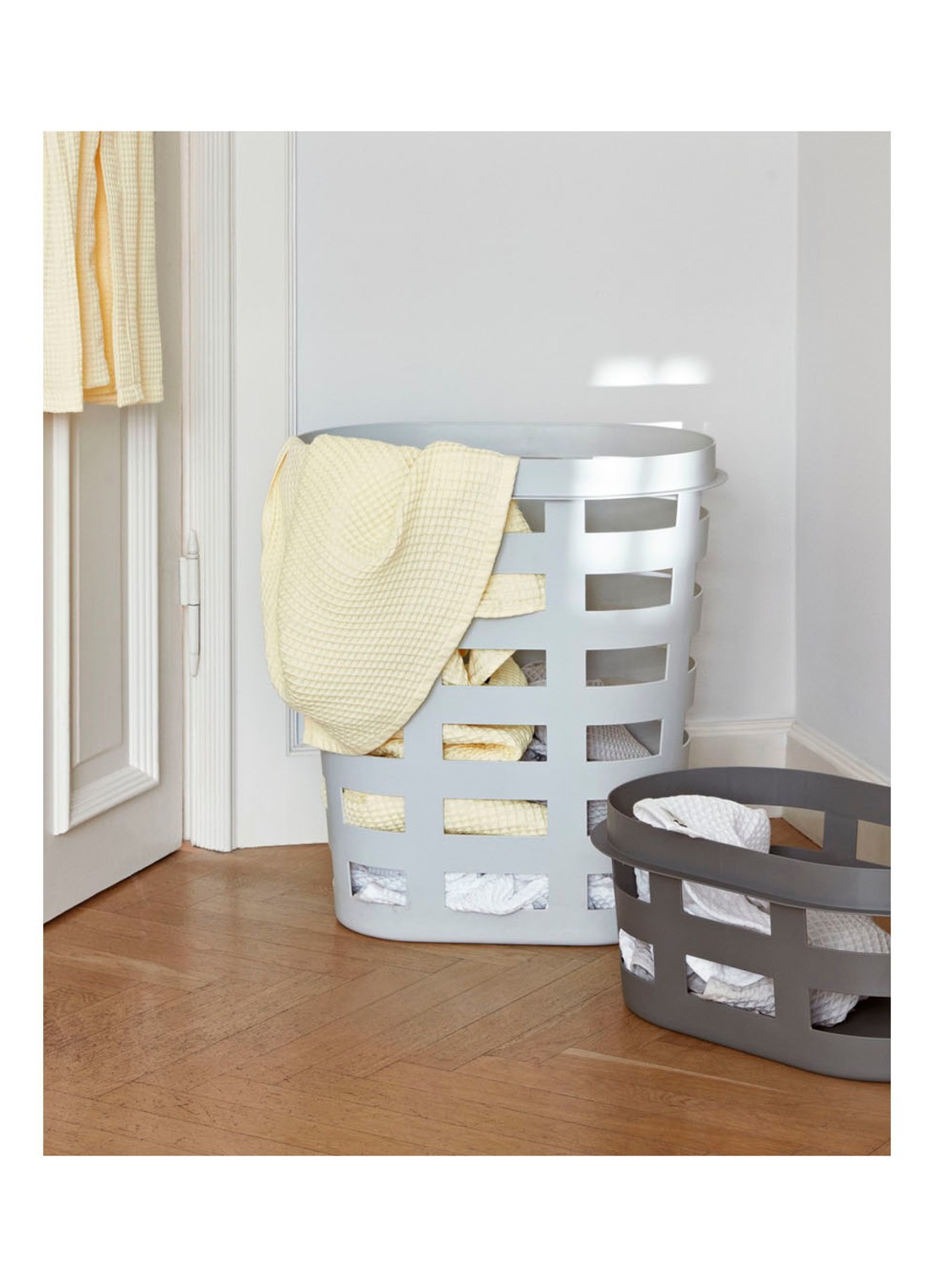 Hay Laundry Basket L wasmand 62,5 cm  - voorkant 2 lichtgrijs