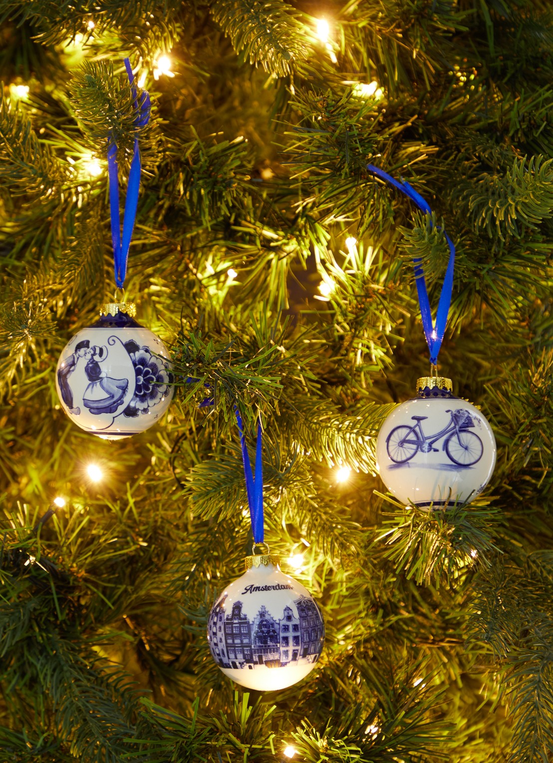 Heinen Delfts Blauw Grachtenpandjes kerstbal 7 cm - voorkant 3 donkerblauw
