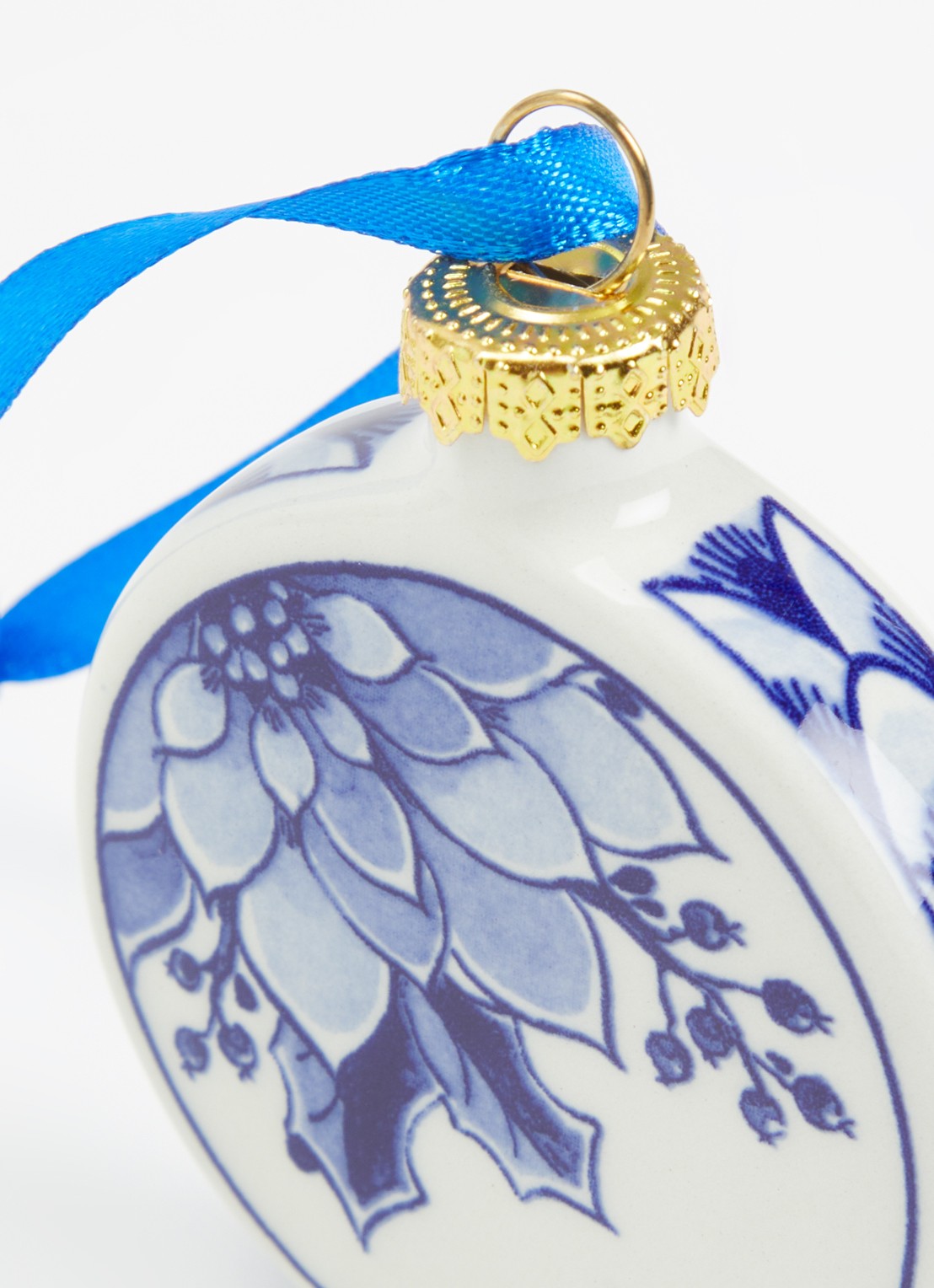 Heinen Delfts Blauw Hulst kerstbal plat 6 cm - detail gebroken wit