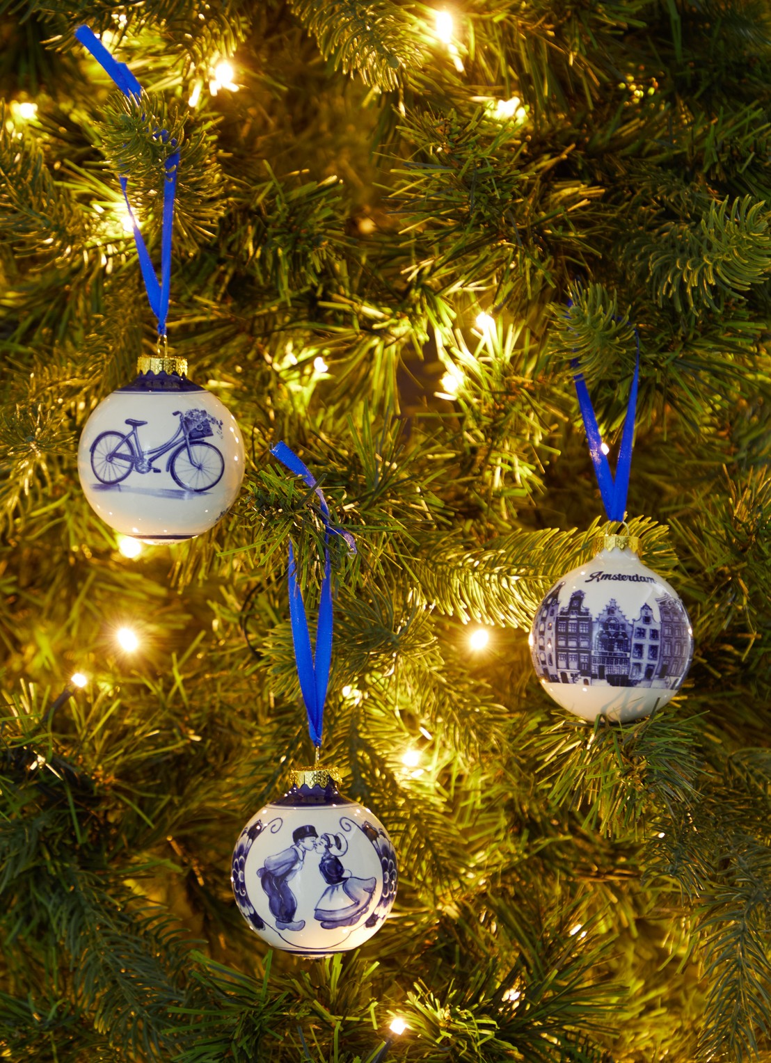 Heinen Delfts Blauw Kuspaar kerstbal 7 cm - voorkant 3 donkerblauw