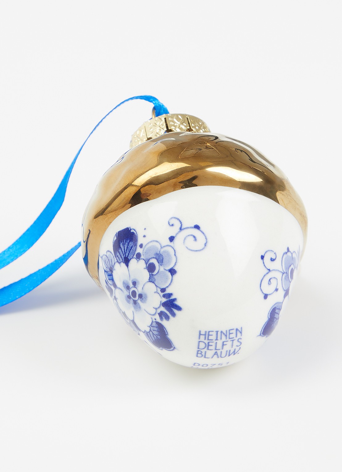 Heinen Delfts Blauw Noot Met Gouden Dopje kersthanger 5,5 cm - detail 2 gebroken wit