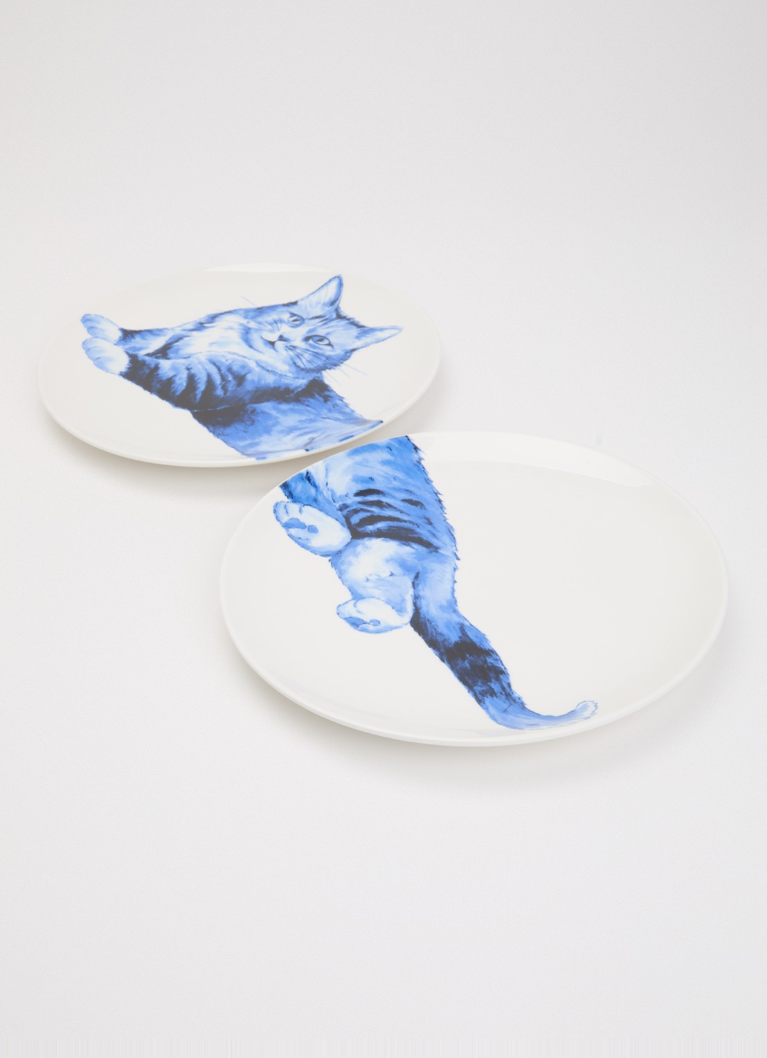 Heinen Delfts Blauw Relaxte kat tweeluik wandbord 26 cm  2-delig  - voorkant 2 blauw