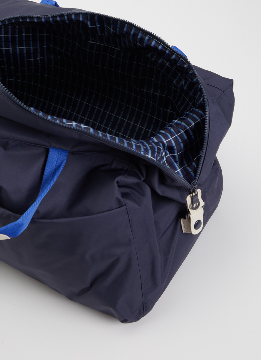 Herschel Supply Maia weekendtas met 16 inch laptopvak en afneembare schouderriem  - detail blauw