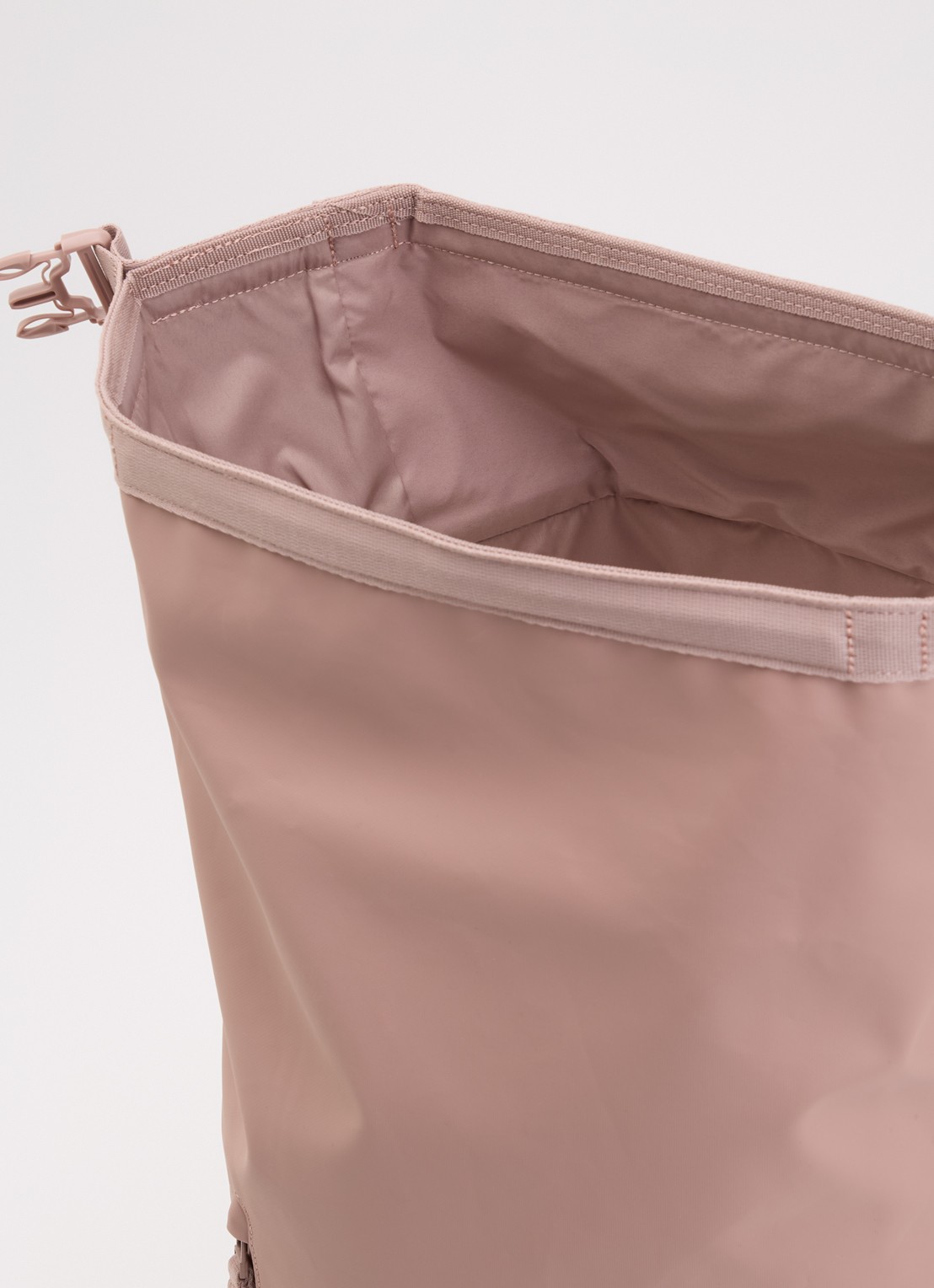 Herschel Supply Roll Top rugzak met 16 inch laptopvak en waterafstotende coating - detail oudroze