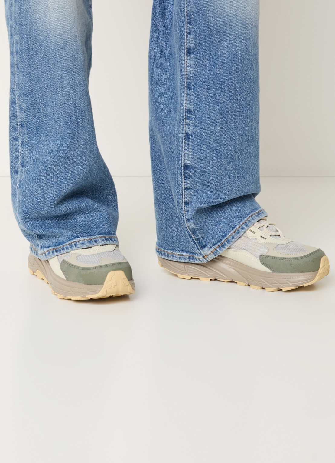 Hi-Tec Eastend WP GRV-30 sneaker met suède details - voorkant 3 olijfgroen