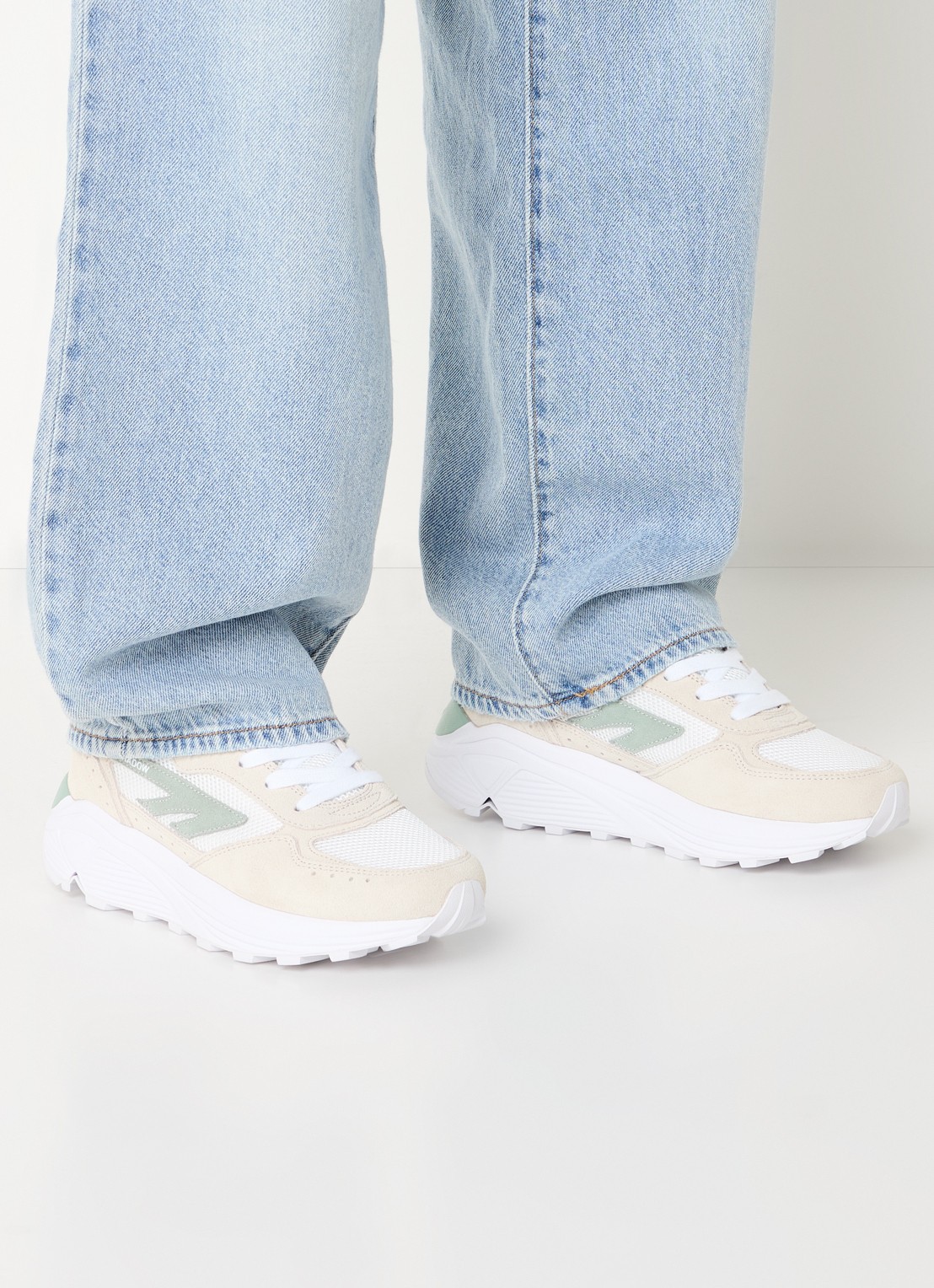 Hi-Tec Shadow sneaker met suède details - voorkant 5 wit