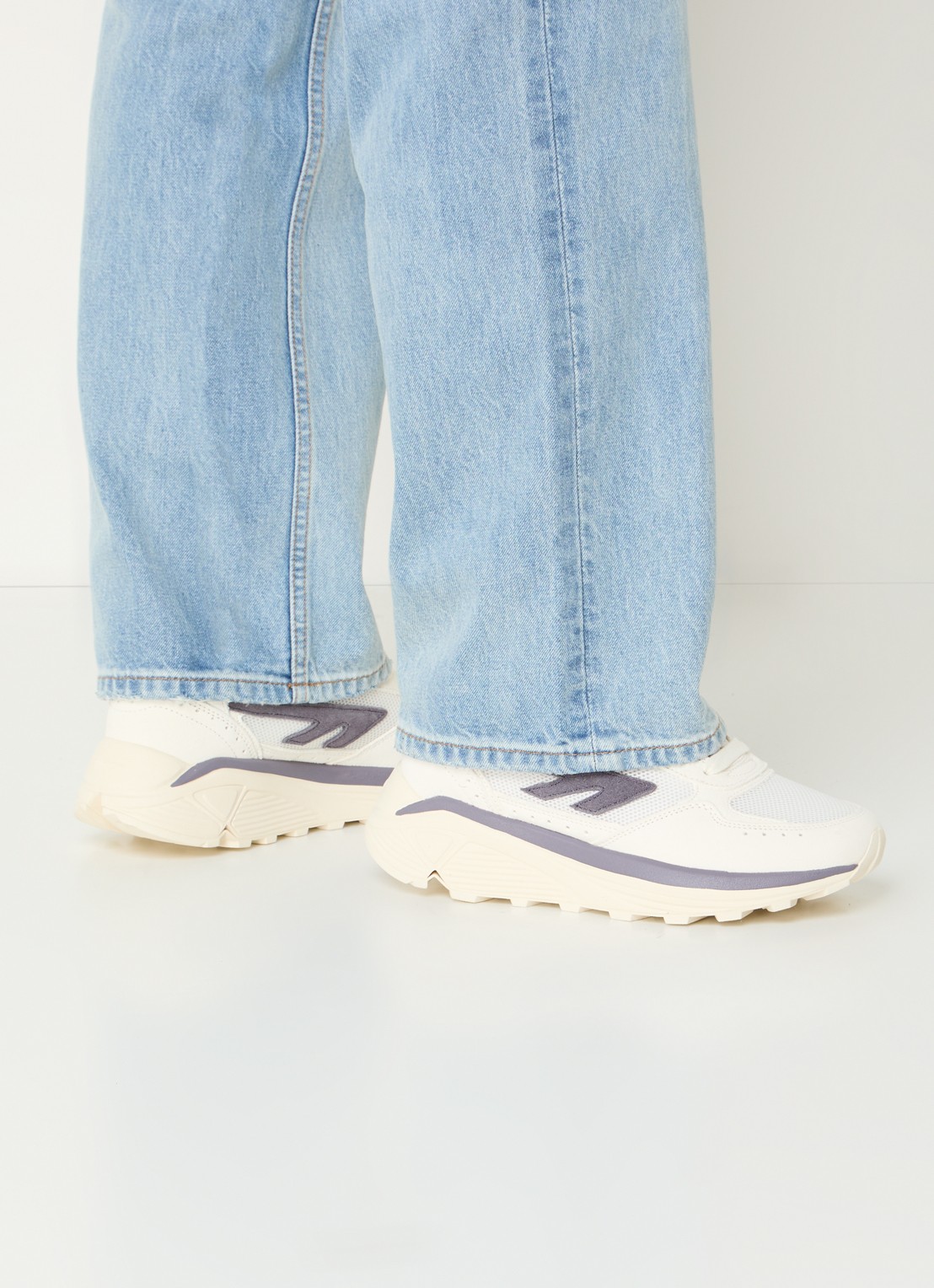 Hi-Tec Shadow sneaker met suède details - voorkant 2 ivoor