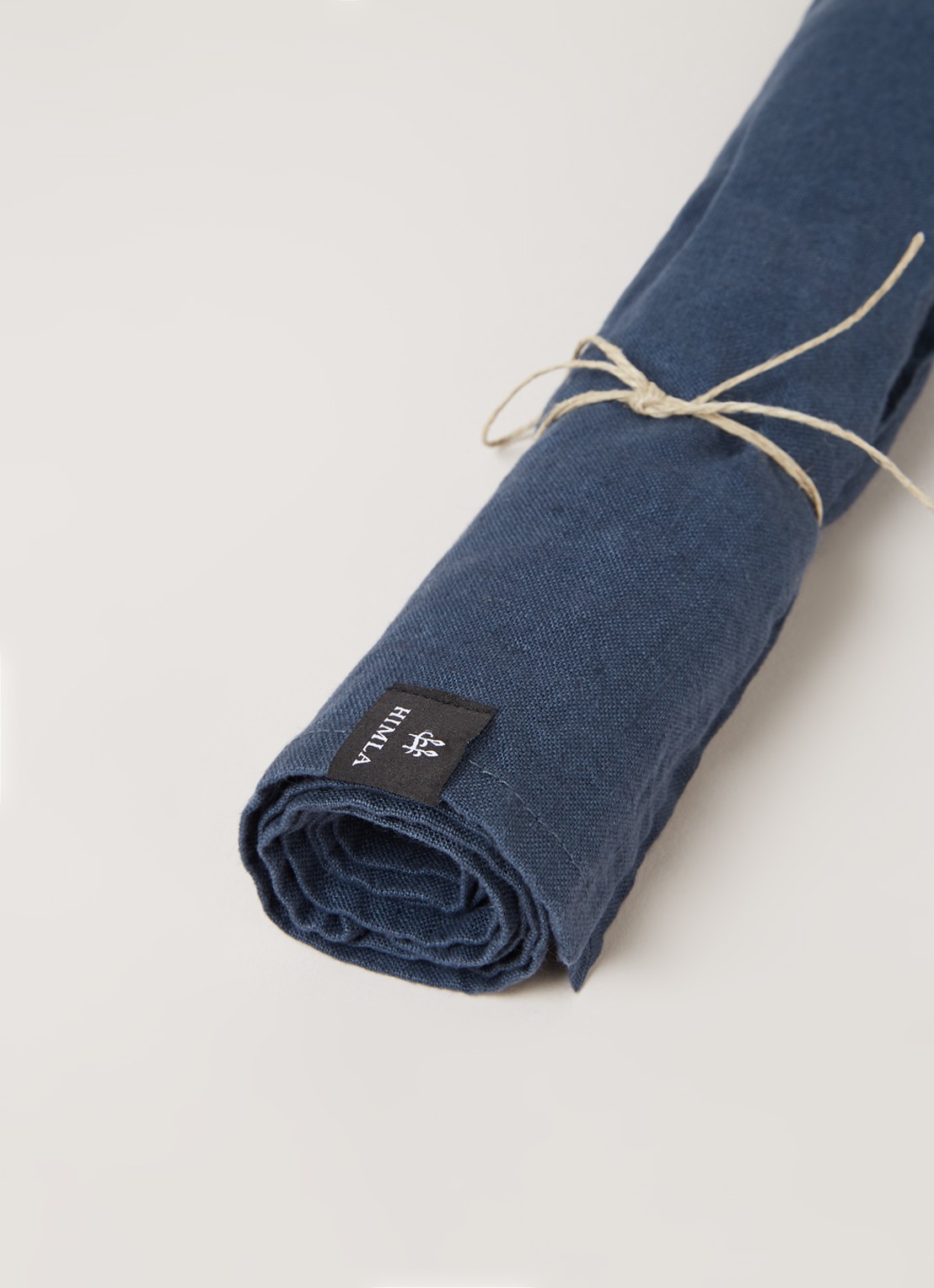 Himla Sunshine tafelloper van linnen 145 x 50 cm - detail donkerblauw