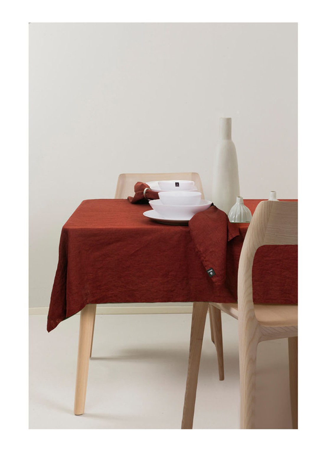 Himla Sunshine tafelloper van linnen 145 x 50 cm - voorkant 2 roodbruin