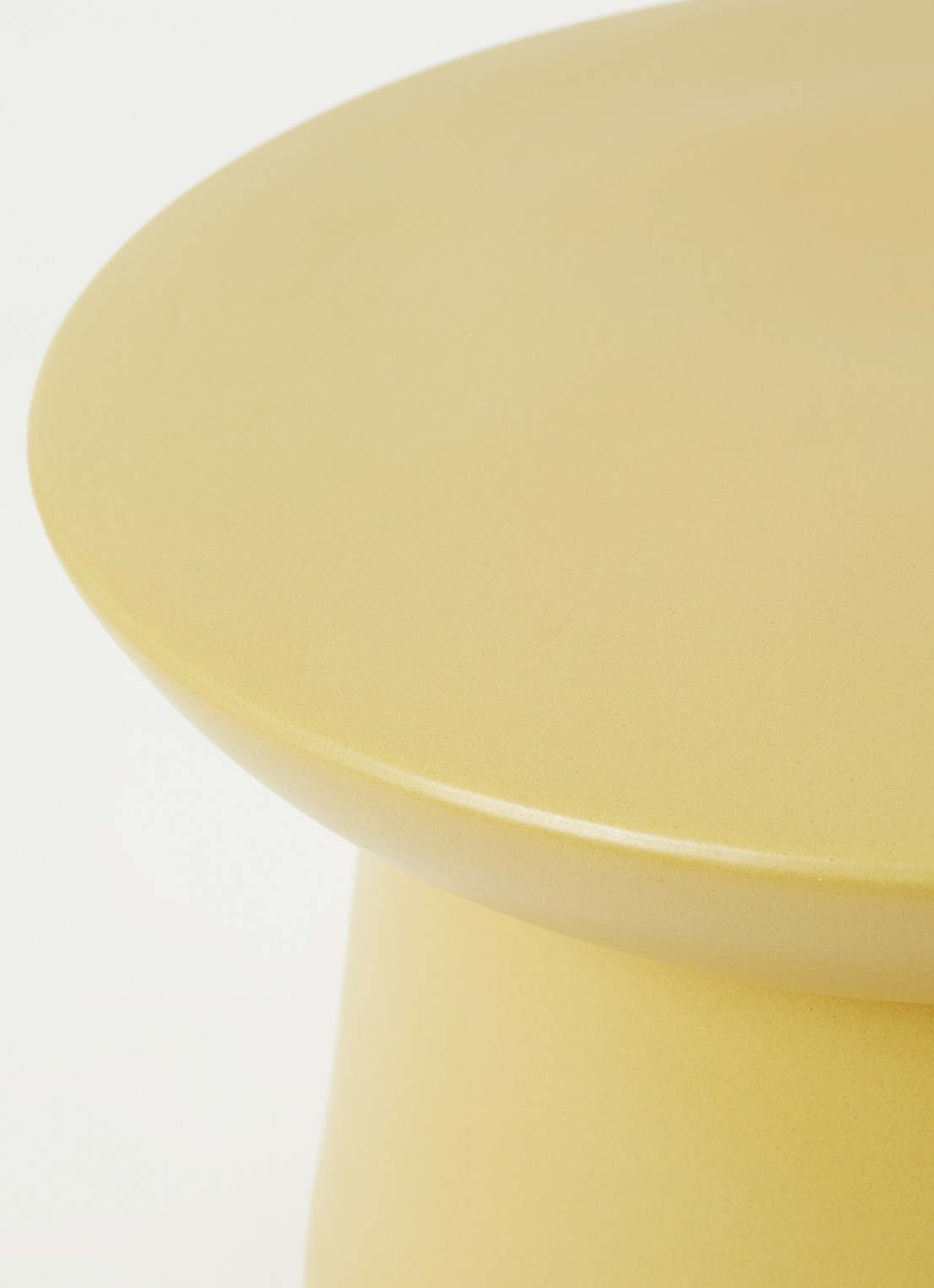HKliving Earthenware bijzettafel 49 cm - detail okergeel