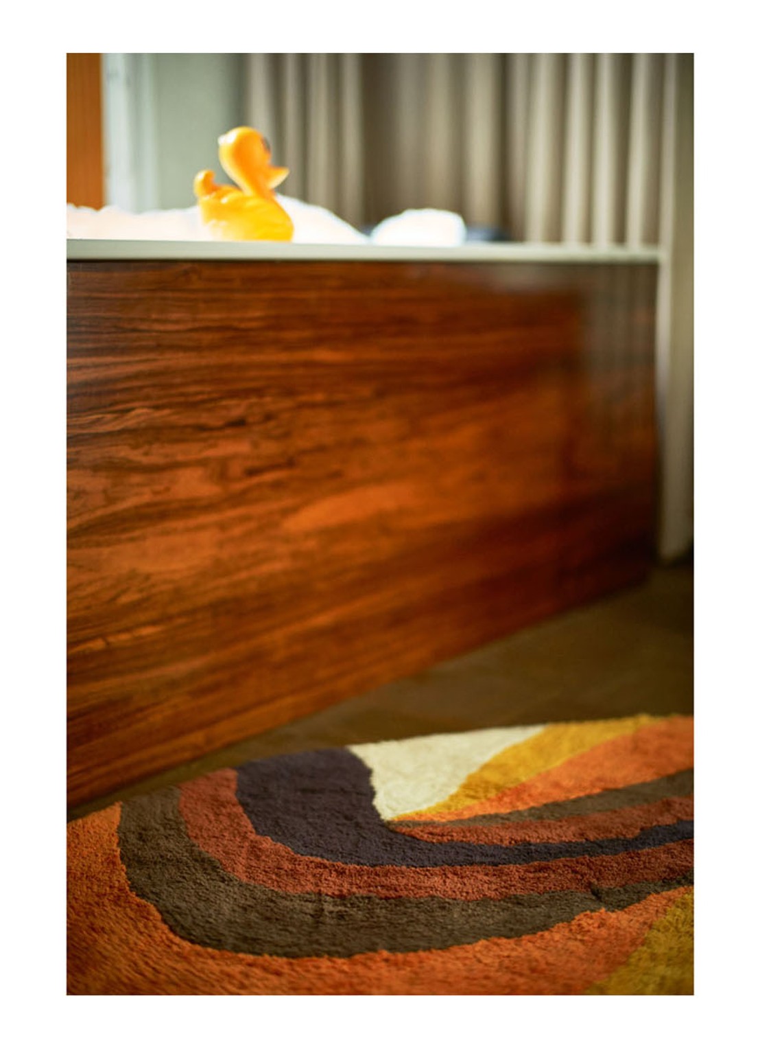 HKliving Retro Swirl badmat 90 x 120 cm - detail 2 oranjebruin