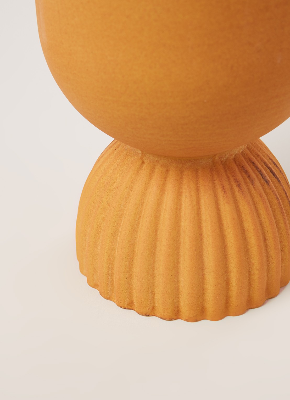 HKliving Ribbed Base vaas 25 cm - detail oranjebruin