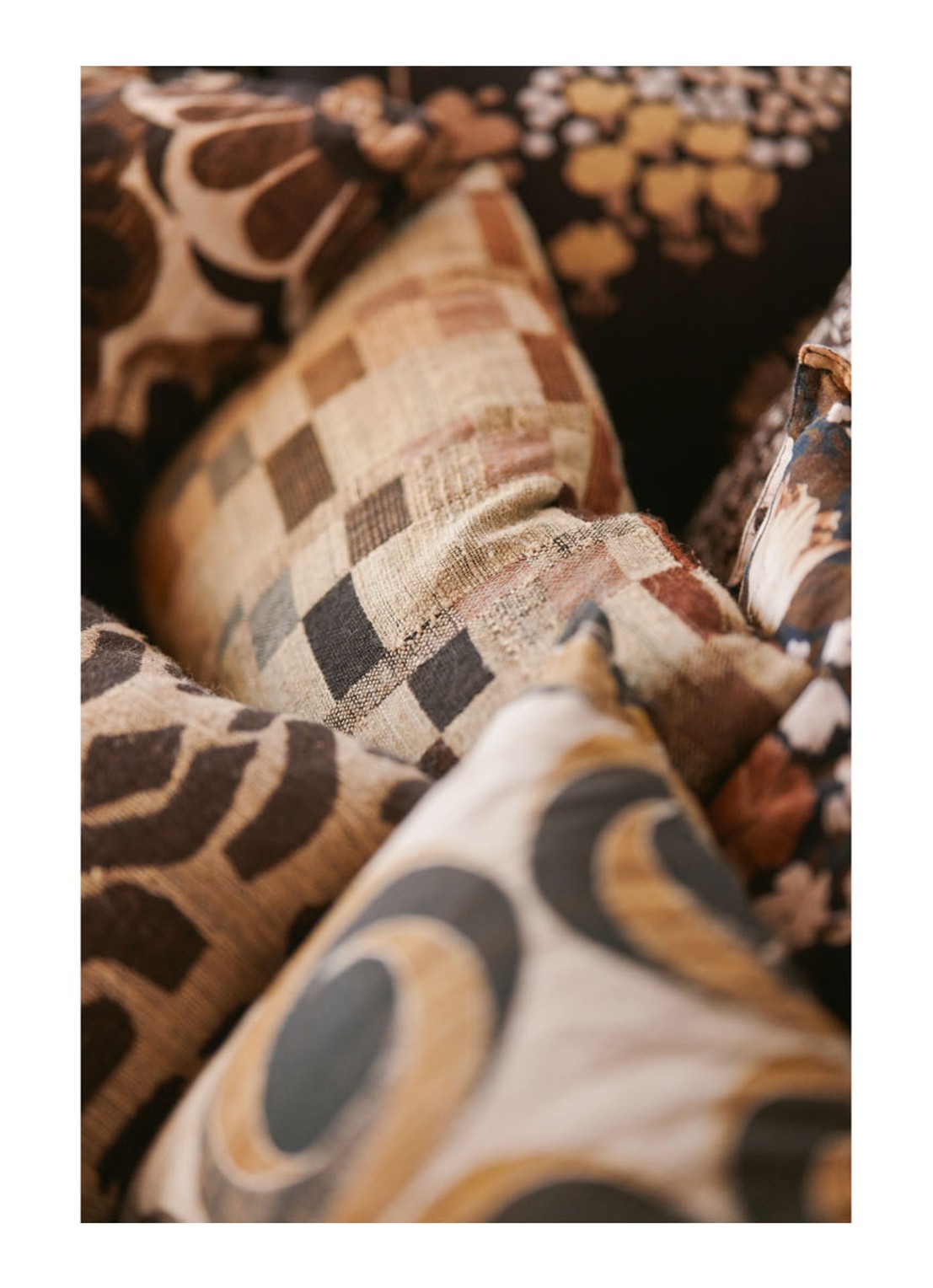 HKliving Silk sierkussen 40 x 25 cm - voorkant 2 camel